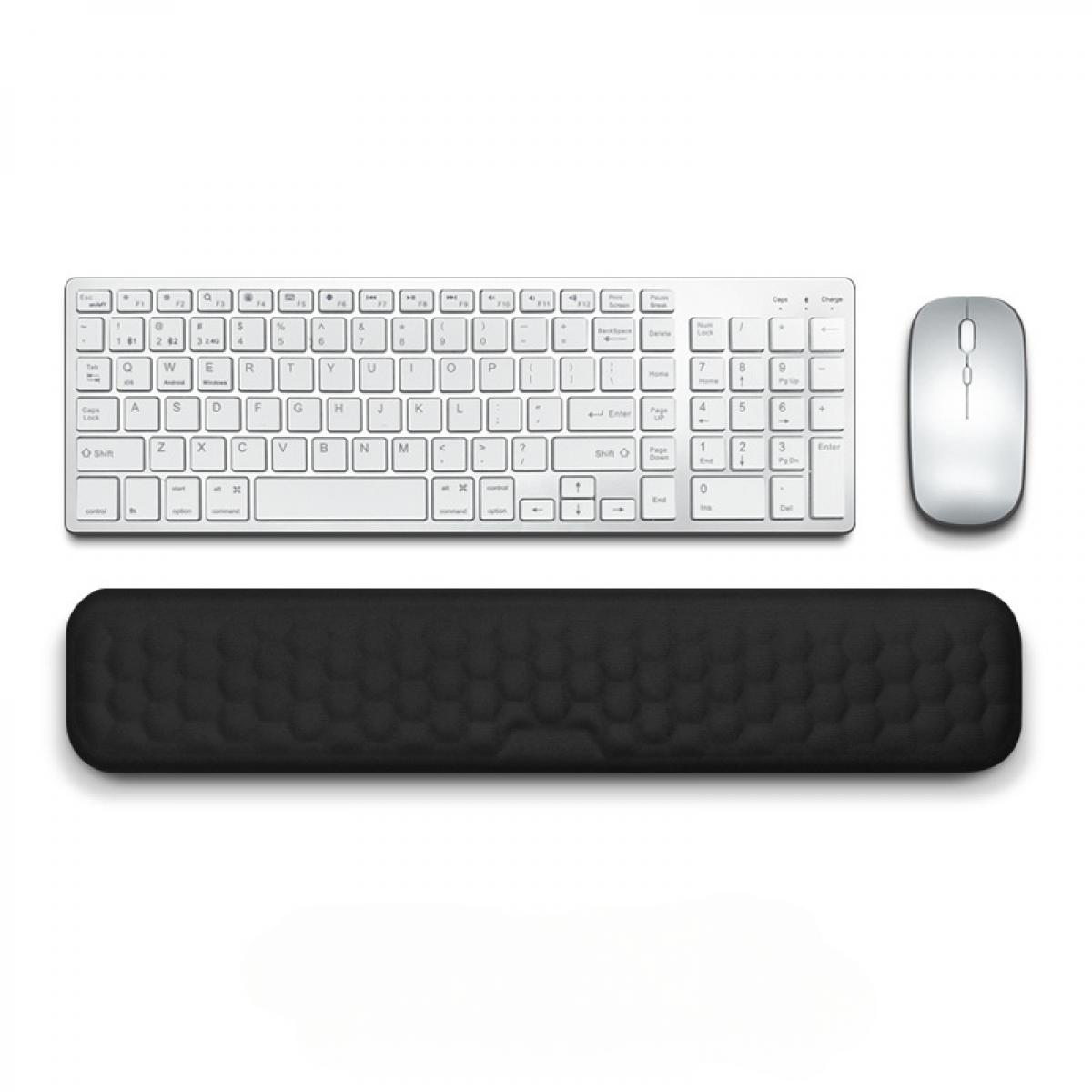 Weiße Tastatur, Maus und schwarze Handgelenkauflage auf weißem Untergrund. Die Tastatur hat Tasten und einen Ziffernblock.