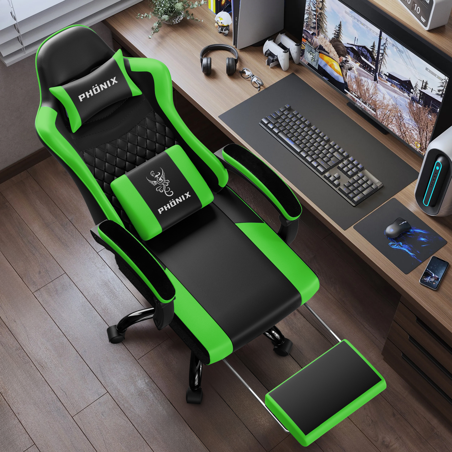 Ein Gaming-Stuhl mit grünen Akzenten steht in der Nähe eines Schreibtisches mit Computeraufbau. Der Stuhl hat eine Fußstütze und Kissen. Tastatur und Monitor sind sichtbar.