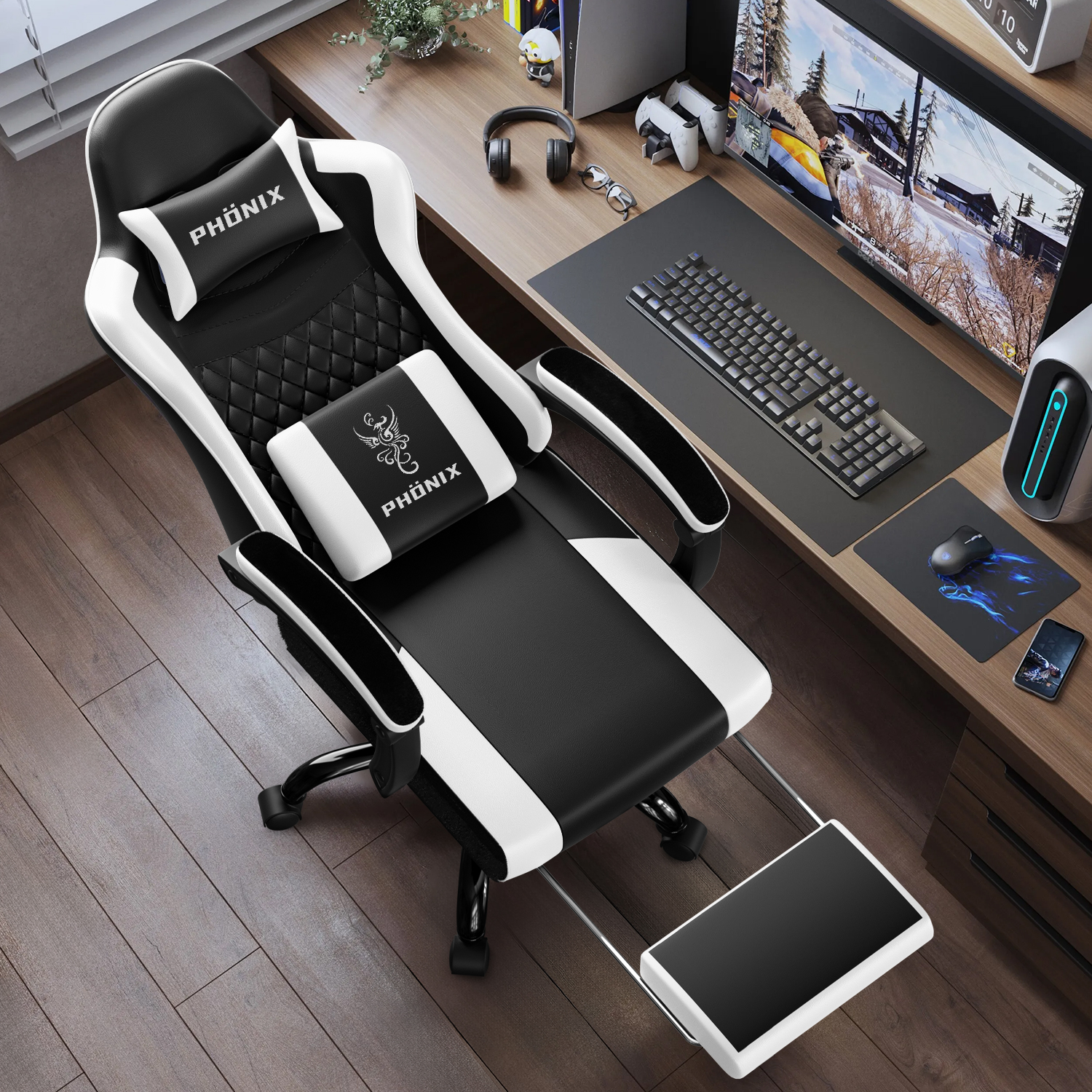Ein schwarz-weißer Gaming-Stuhl mit Fußstütze neben einem Schreibtisch mit Monitor, Tastatur und Maus.