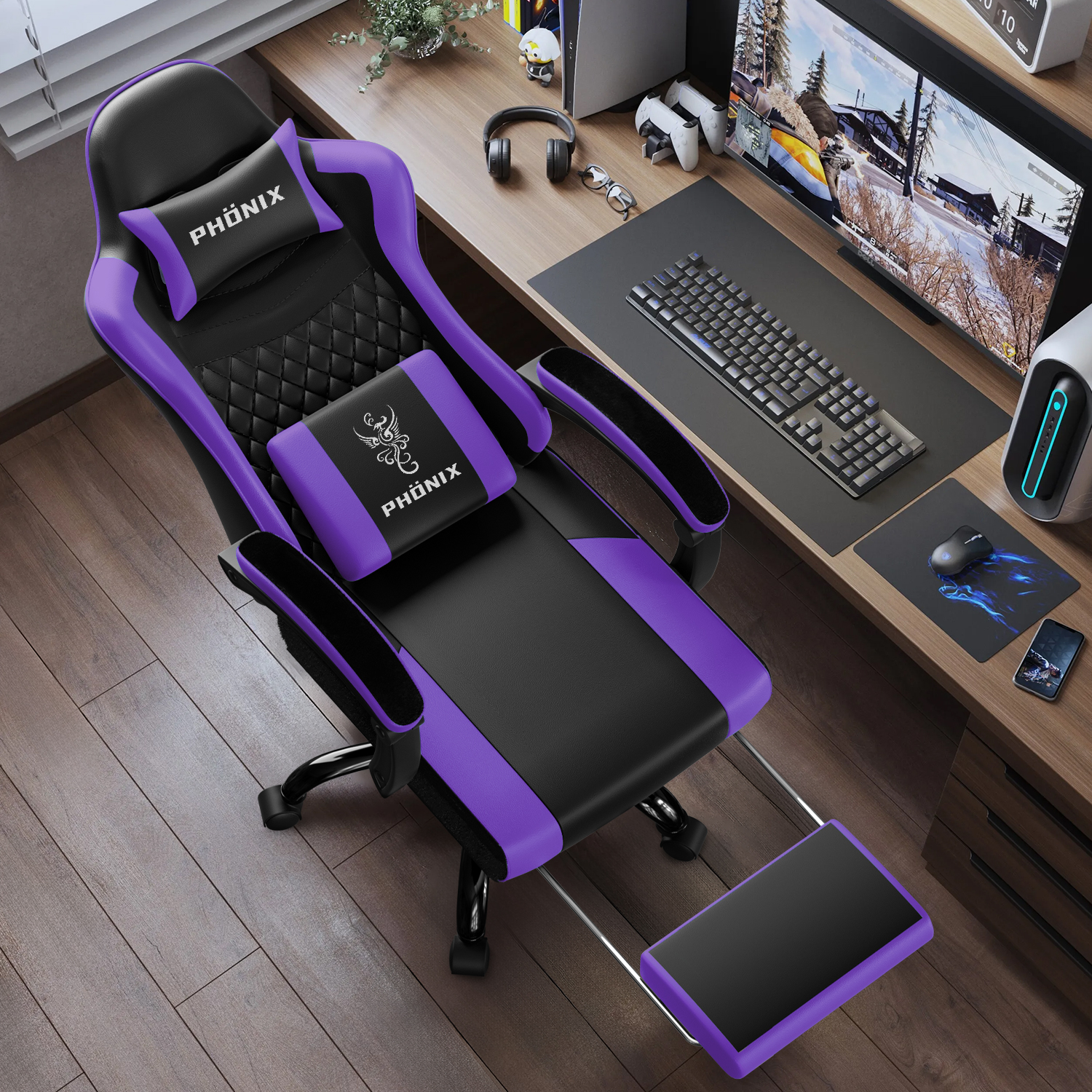 Ein Gaming-Stuhl mit lila Akzenten, ein Schreibtisch mit Tastatur, Maus, Monitor und Telefon stehen auf einem Holzboden.