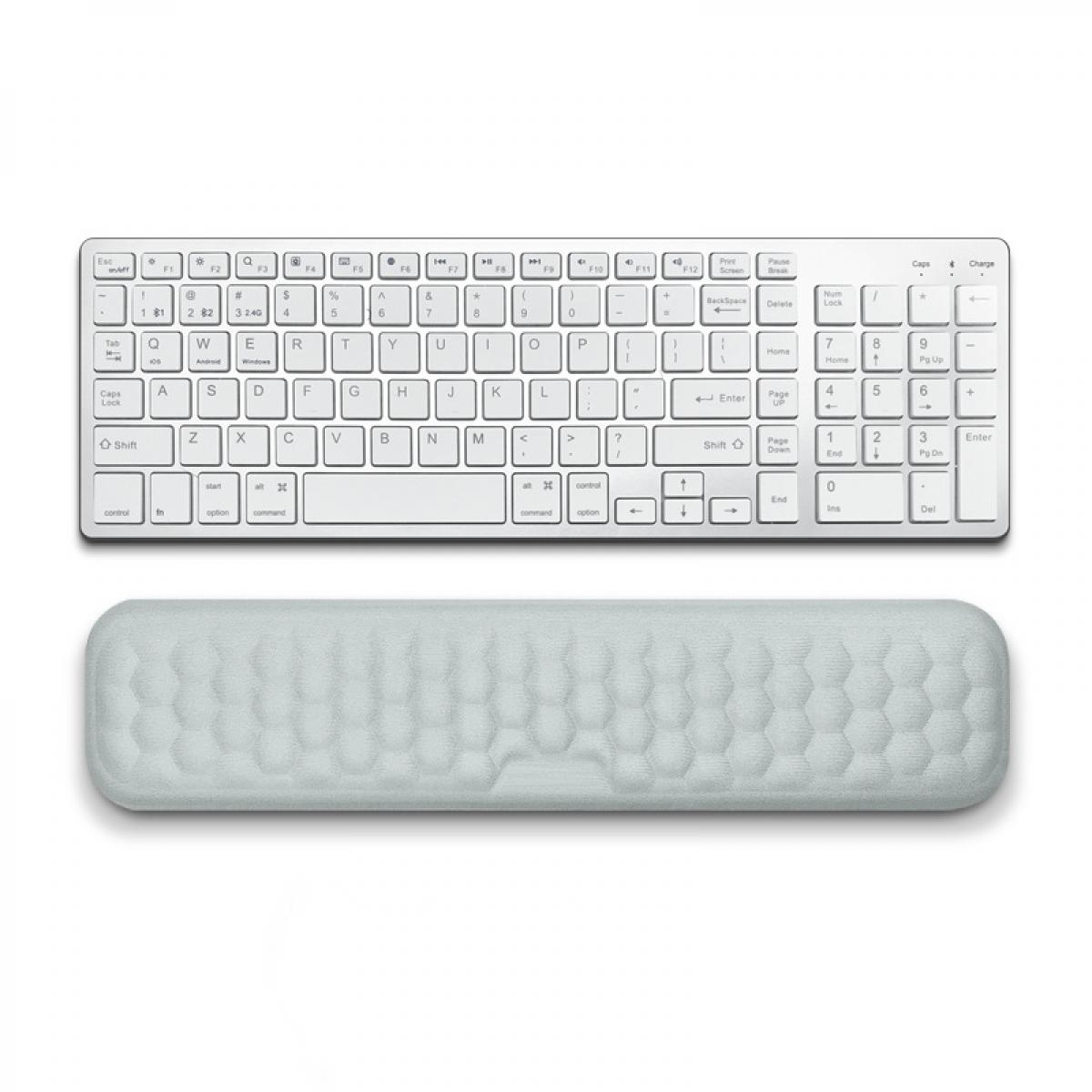 Eine weiße Tastatur und eine hellgraue Handgelenkauflage. Tasten sind sichtbar, in Standard-QWERTY-Anordnung.