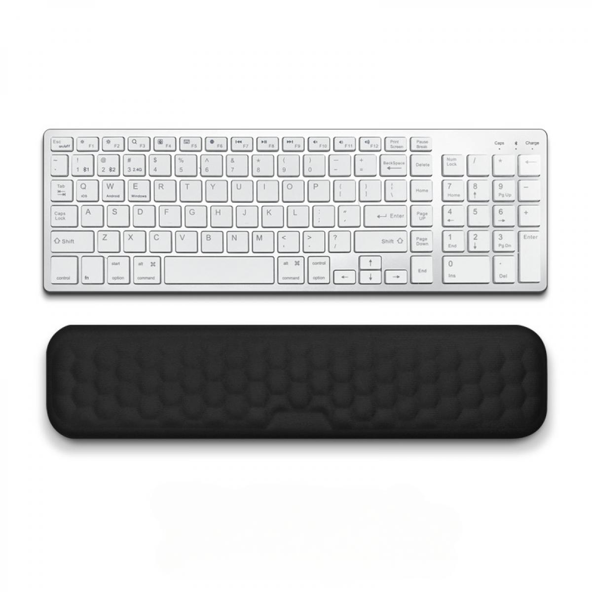 Weiße Tastatur und schwarze Handgelenkauflage auf weißem Hintergrund. Die Tastatur hat Tasten mit Buchstaben, Zahlen und Symbolen.