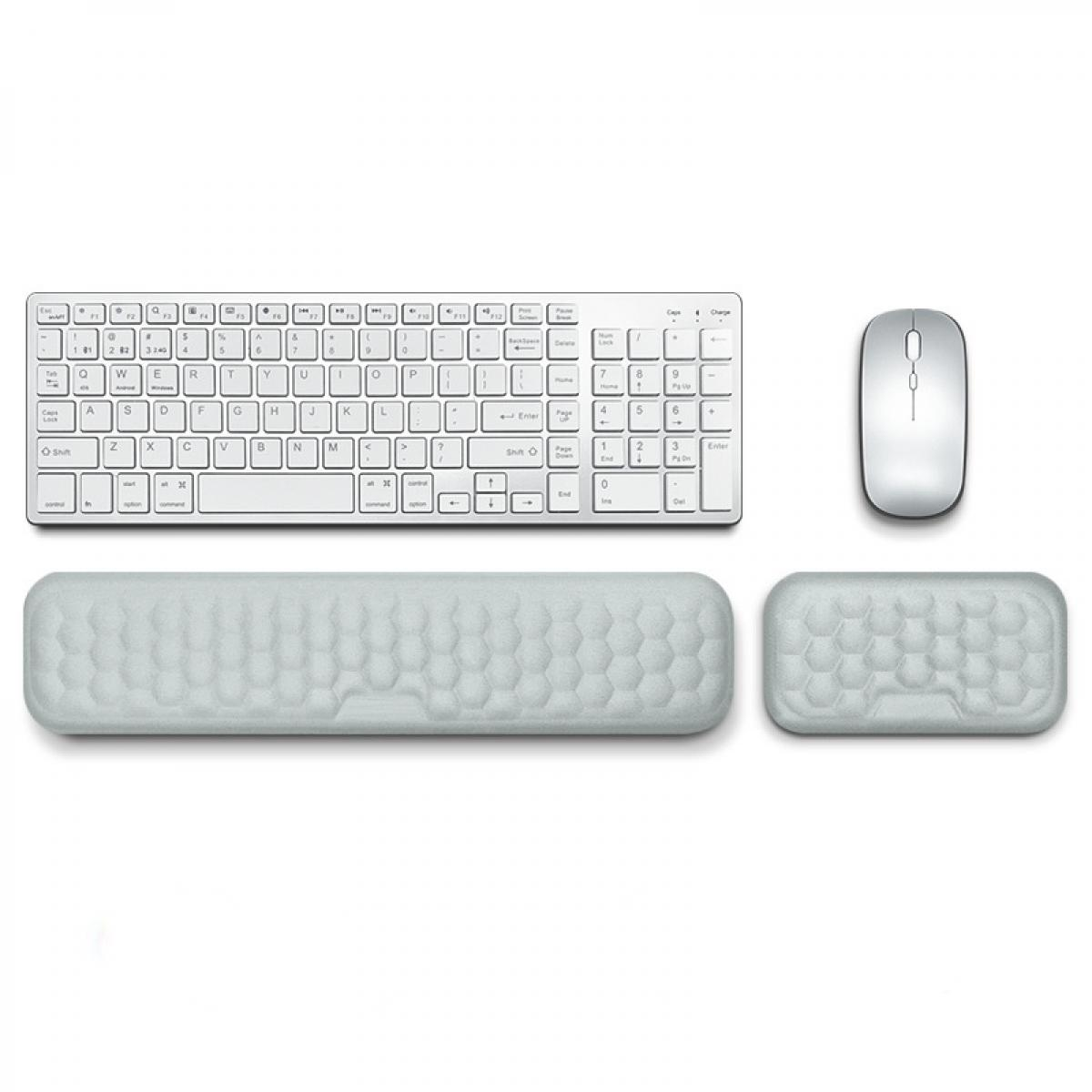 Eine weiße Tastatur, Maus und Handgelenkauflagen liegen auf einer weißen Oberfläche. Die Tastatur hat Tasten. Die Maus ist elegant.