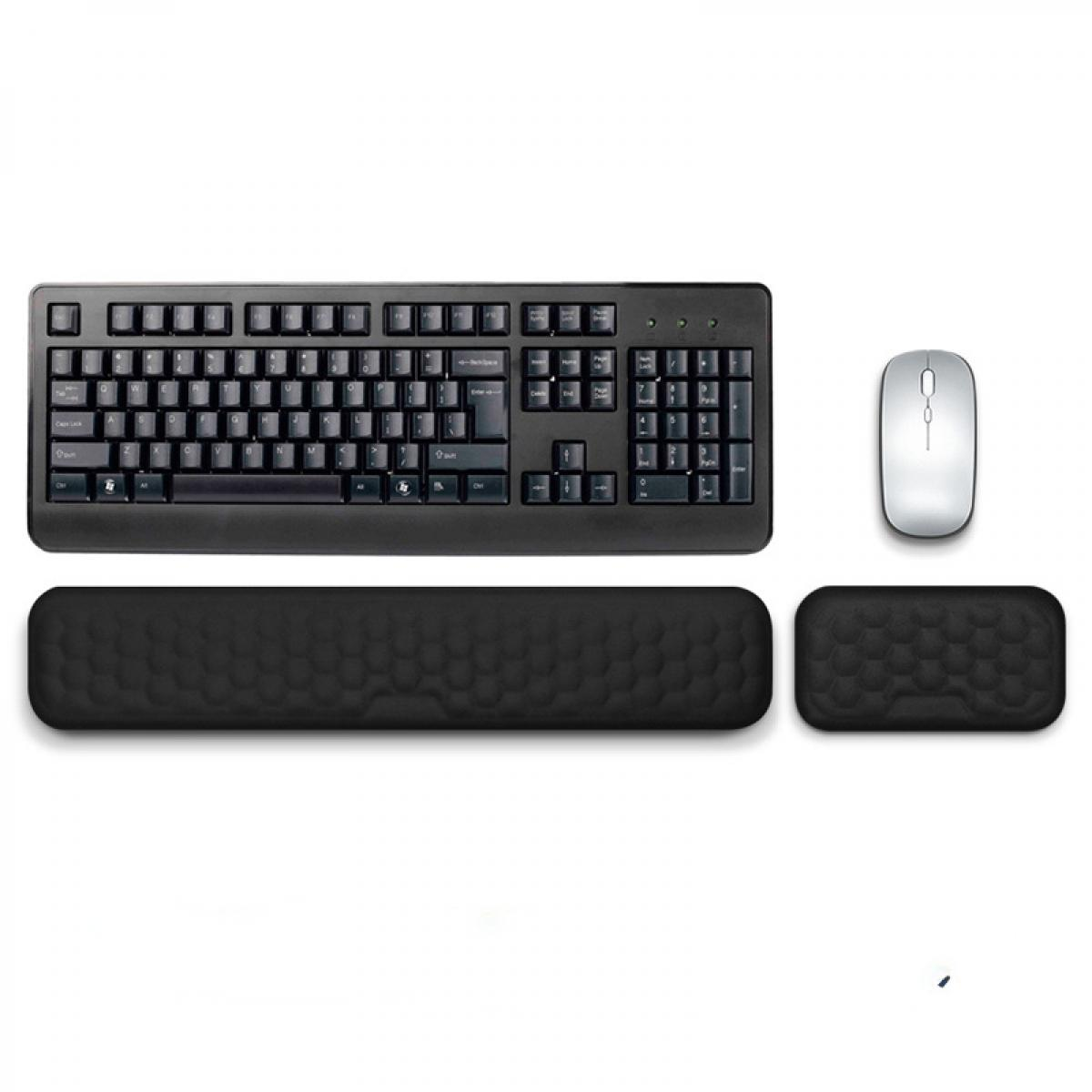 Eine schwarze Tastatur, Maus und zwei schwarze Handgelenkauflagen auf weißem Hintergrund. Alles ist neu.