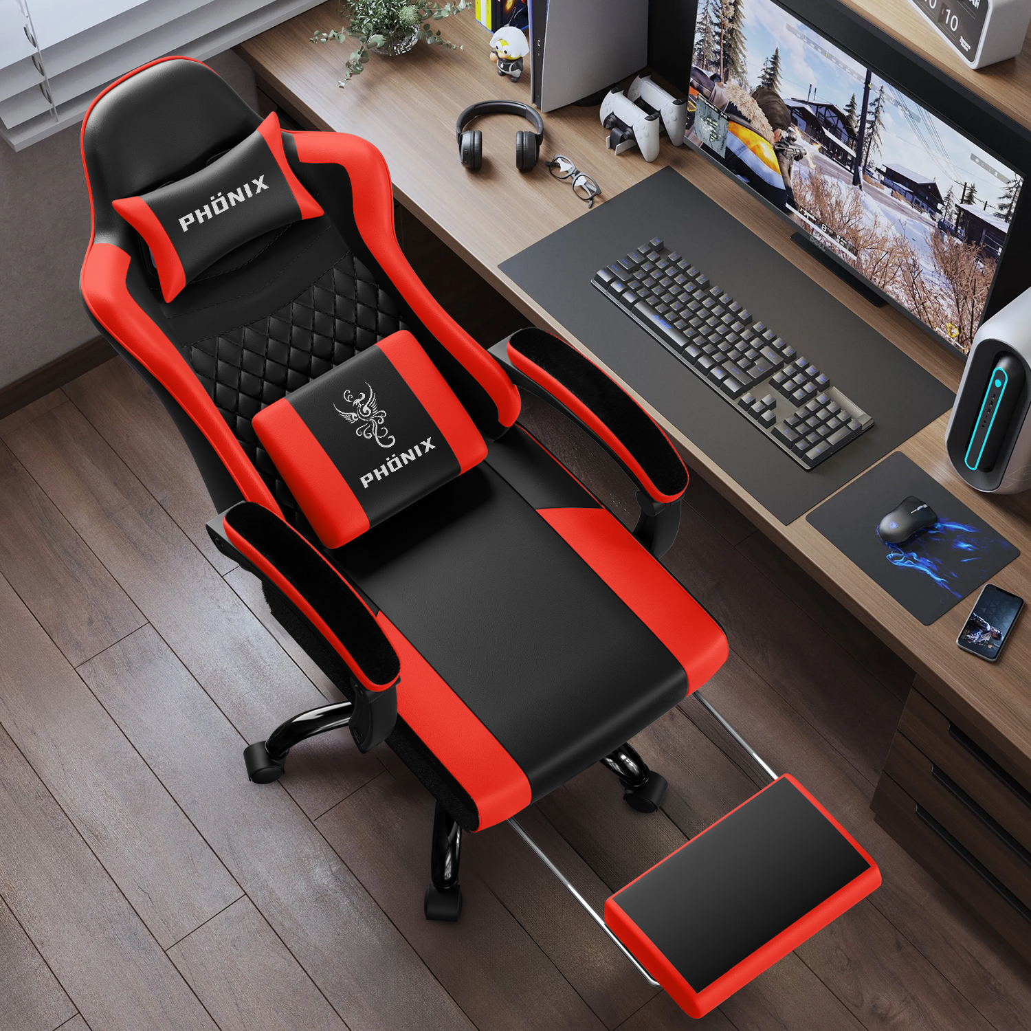 Ein Gaming-Stuhl, schwarz und rot, steht neben einem Schreibtisch. Der Schreibtisch enthält einen Monitor, eine Tastatur, eine Maus, Kopfhörer und einen Computer.