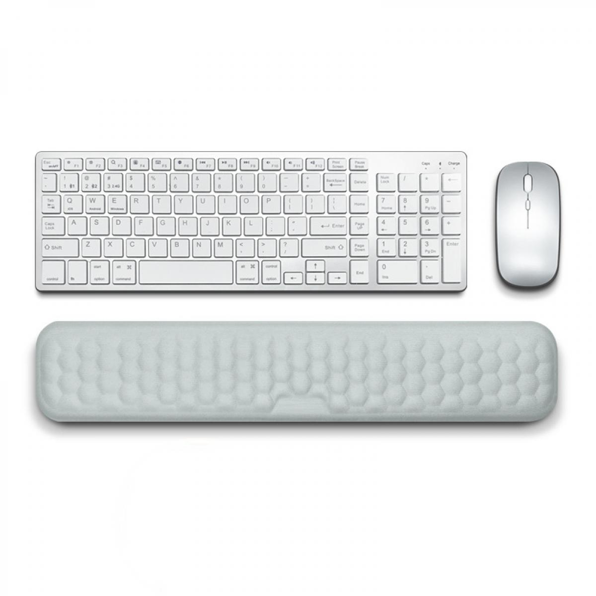 Eine weiße Tastatur, Maus und Handgelenkauflage auf weißem Untergrund. Die Tastatur hat ein Standardlayout.