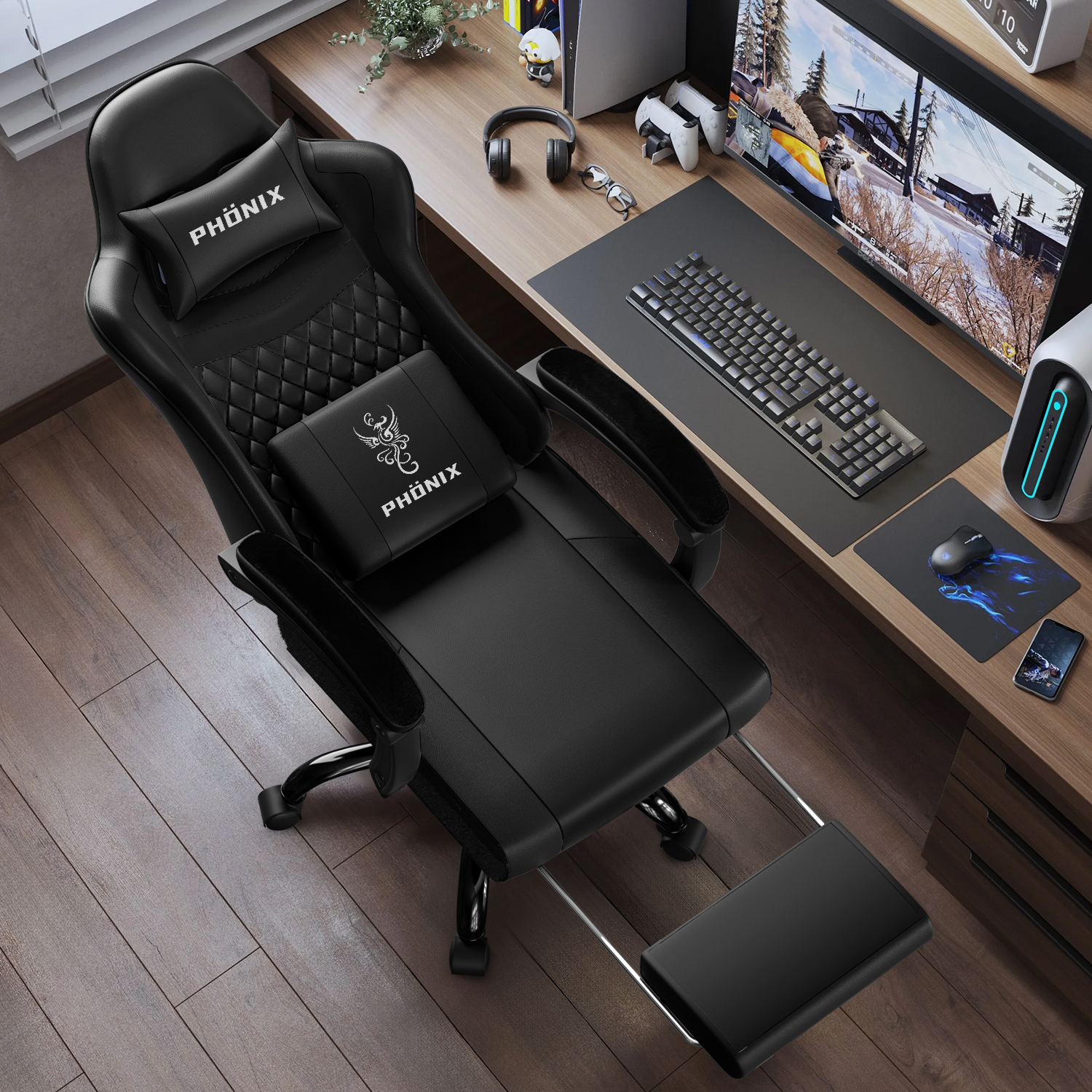 Ein schwarzer Gaming-Stuhl mit Fußstütze steht vor einem Schreibtisch mit Computer und Monitor. Auf dem Schreibtisch befinden sich Tastatur und Maus.