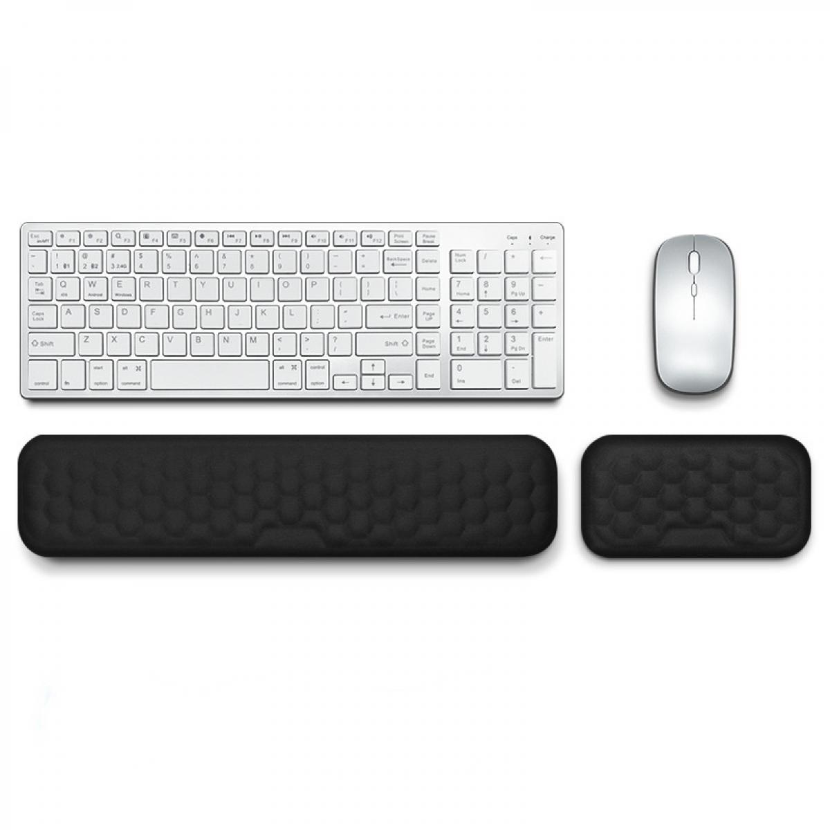 Eine weiße Tastatur, Maus und zwei schwarze Handgelenkstützen liegen auf einer weißen Oberfläche. Die Tastatur hat verschiedene Tasten.