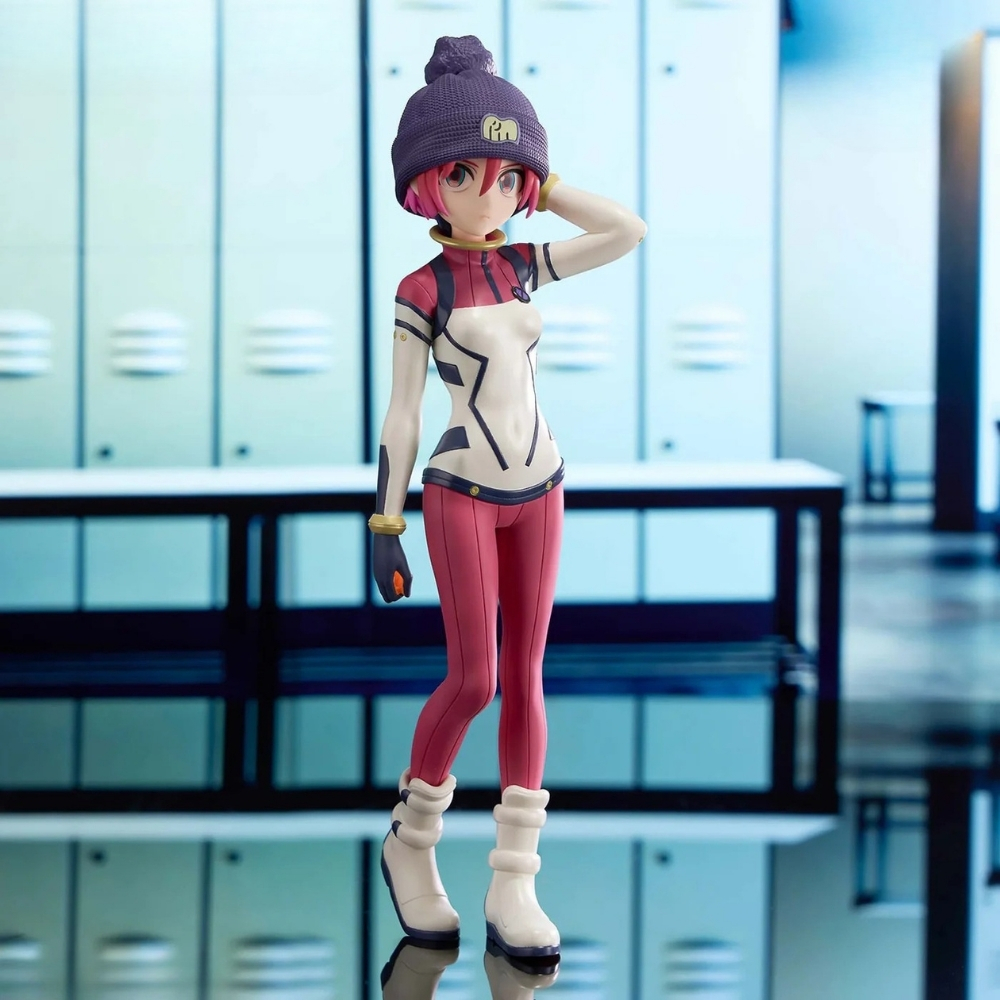 Anime-Figur in weißem, roten und schwarzen Outfit, lila Mütze. Steht vor Schließfächern, mit reflektierendem Boden.