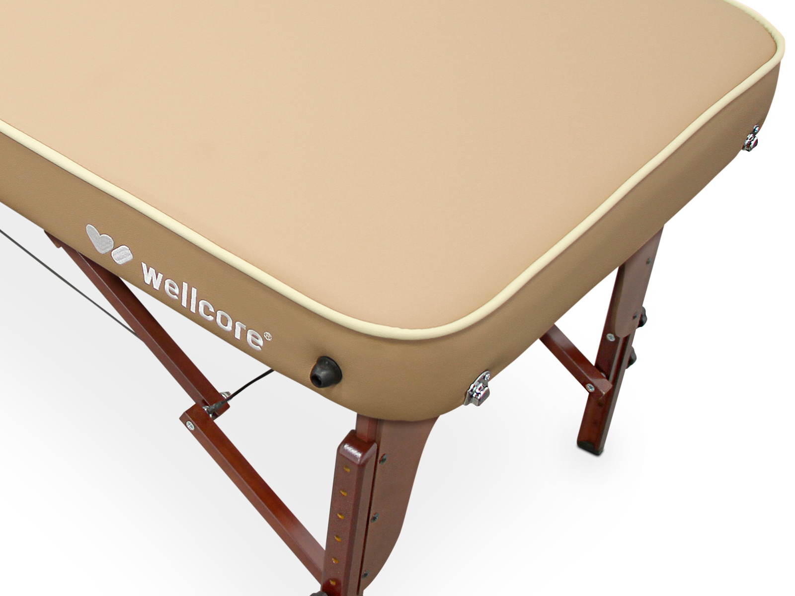 Mesa de masaje color canela con ribete crema y patas marrón oscuro. La mesa tiene la palabra 'wellcore' y está sobre un fondo blanco.