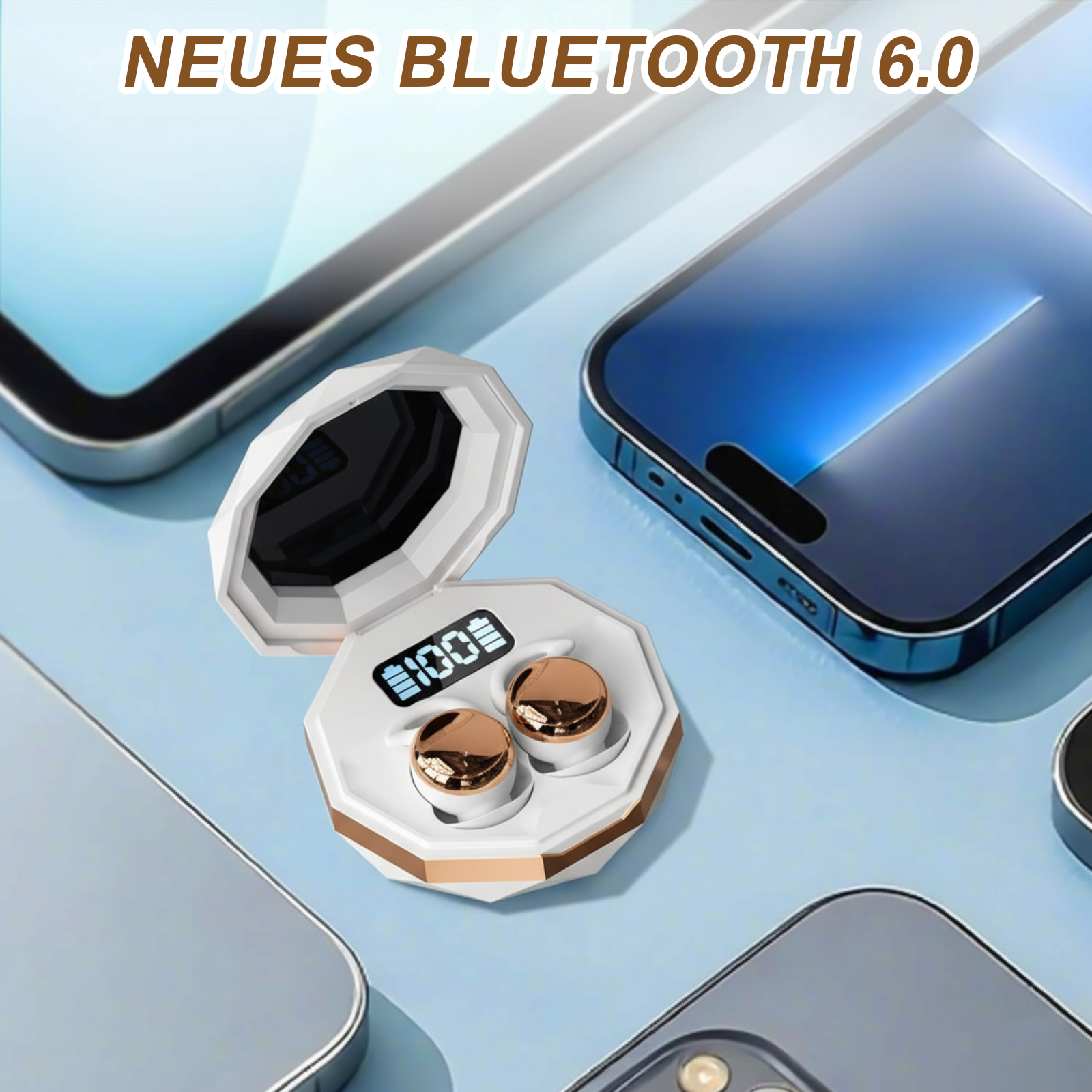 Ohrhörer in einem weißen Etui mit goldenen Akzenten und einer Digitalanzeige mit 100 %. Umgeben von Handys auf einer blauen Oberfläche.