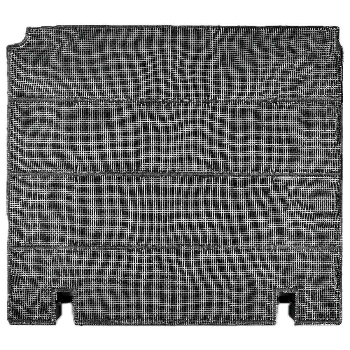 Nahaufnahme eines dunkelgrauen, netzartigen Materials, möglicherweise ein Filter. Horizontale Linien teilen Abschnitte. Zwei Aussparungen unten.