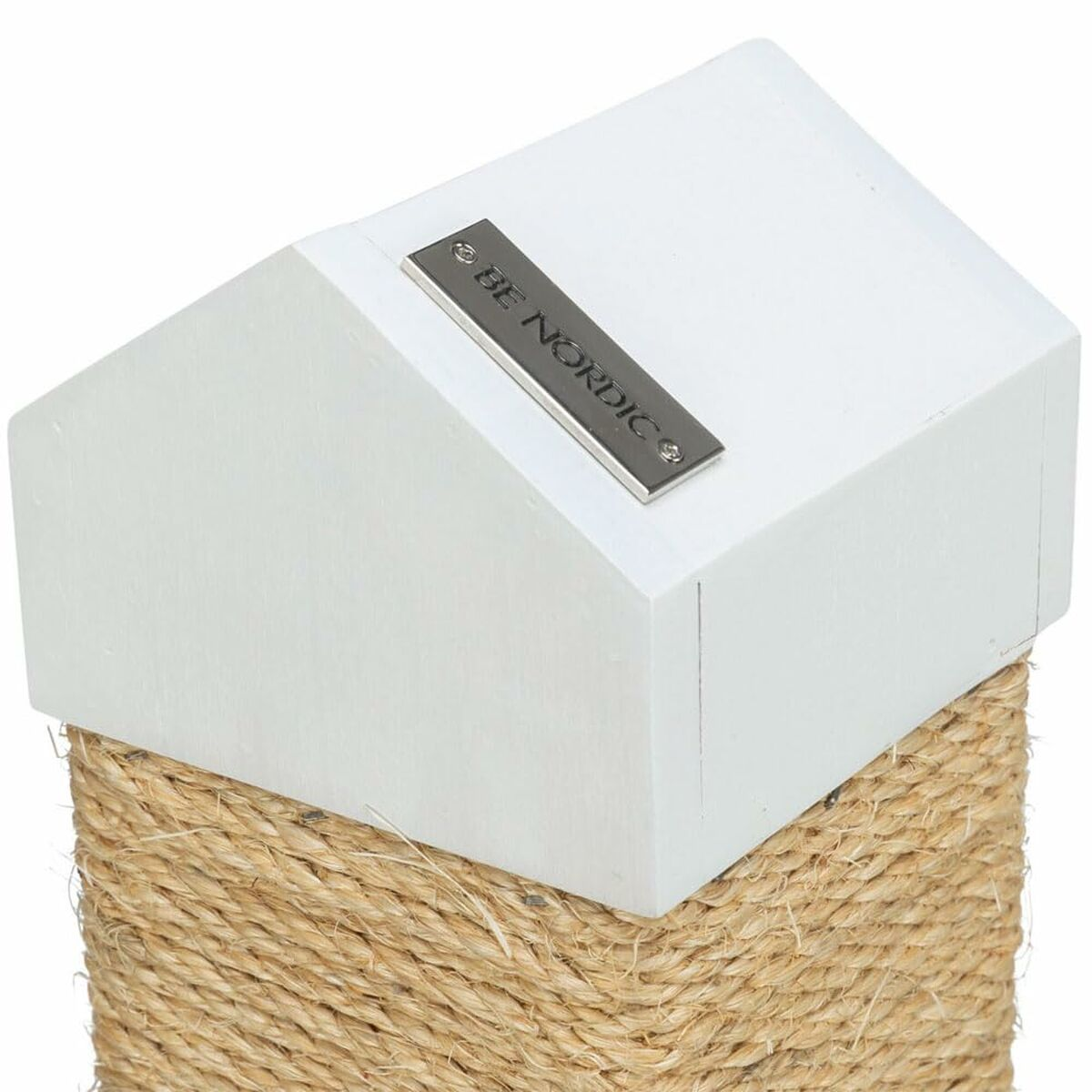 Una struttura in legno bianco con tetto spiovente e base in corda. Una placca metallica dice 'BE NORDIC'.