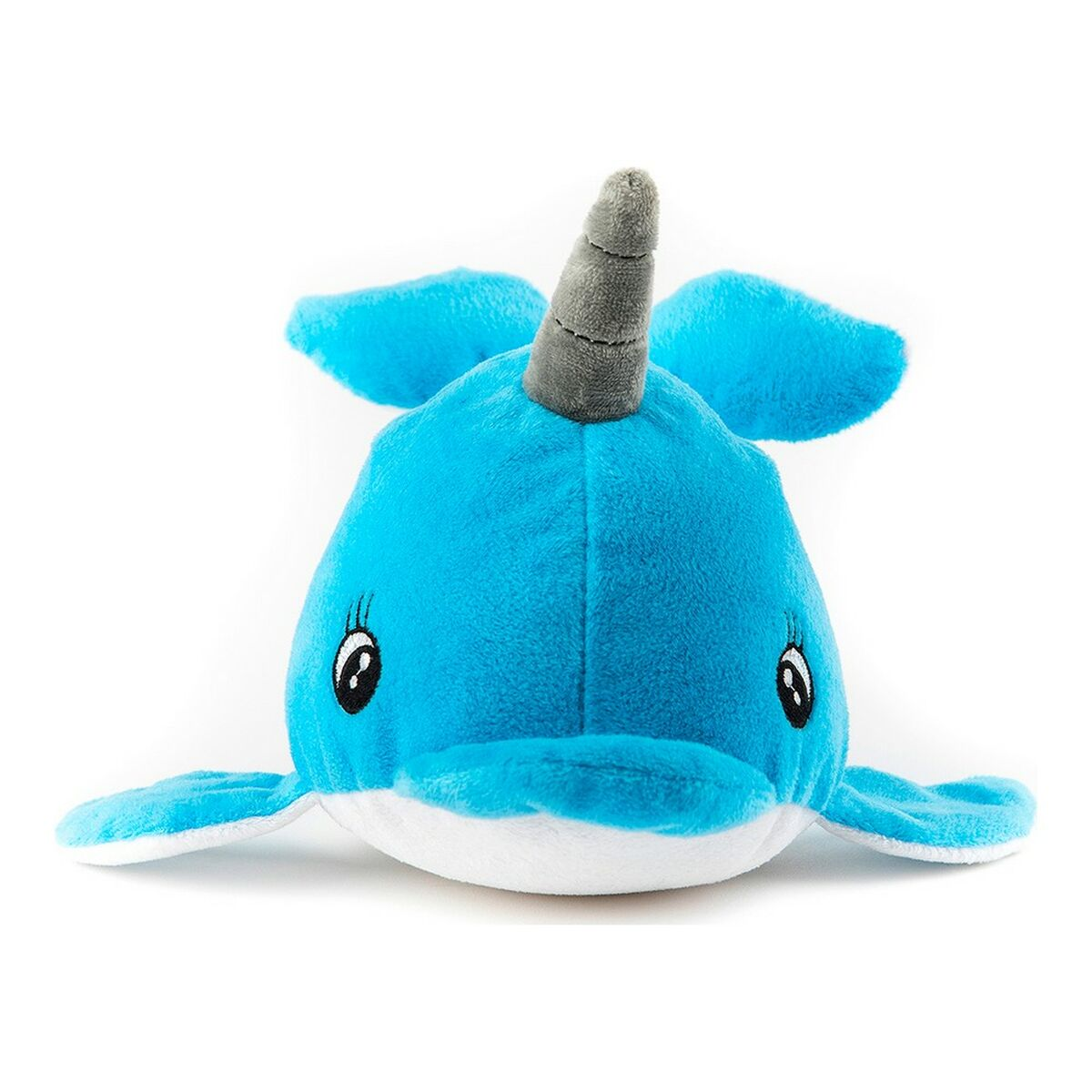 Un narvalo di peluche blu con un corno grigio, occhi neri e pancia e pinne bianche. È su sfondo bianco.