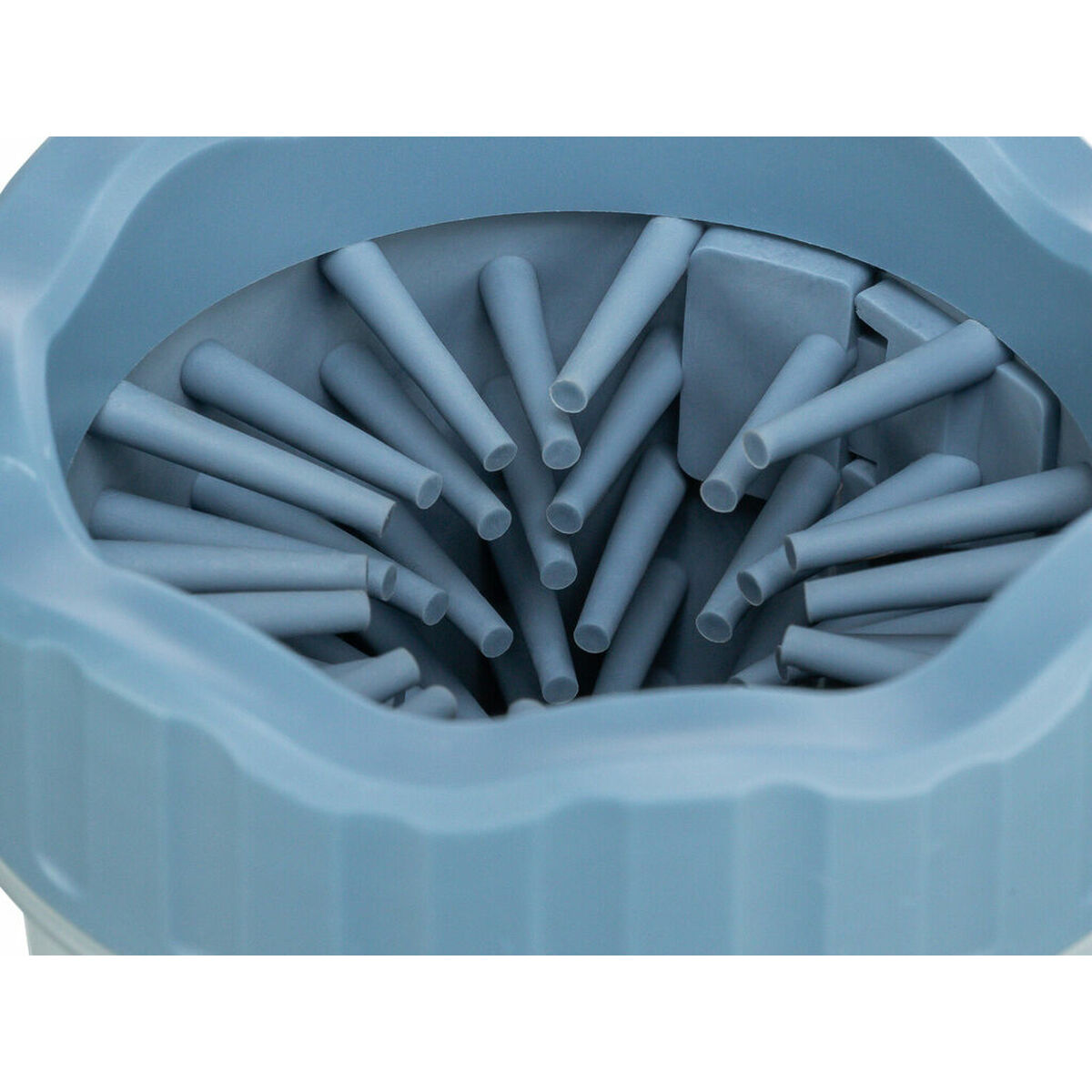 Primo piano di un pulitore per zampe blu per animali domestici con setole cilindriche morbide all'interno. Il pulitore è in un contenitore blu.