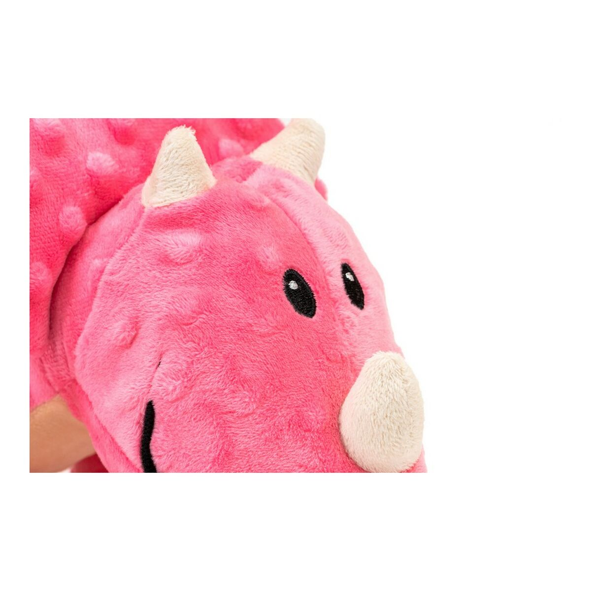 Ein rosa Stofftier-Triceratops mit schwarzen Augen und einem weißen Horn. Es hat eine weiche, plüschige Textur vor weißem Hintergrund.