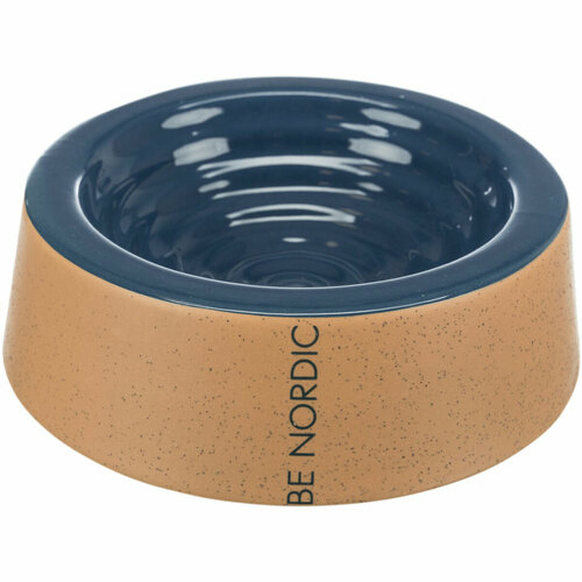 Eine Keramik-Haustierschüssel. Sie hat ein blaues Innenleben und einen Rand sowie eine beige Außenseite mit dem Text 'BE NORDIC'.