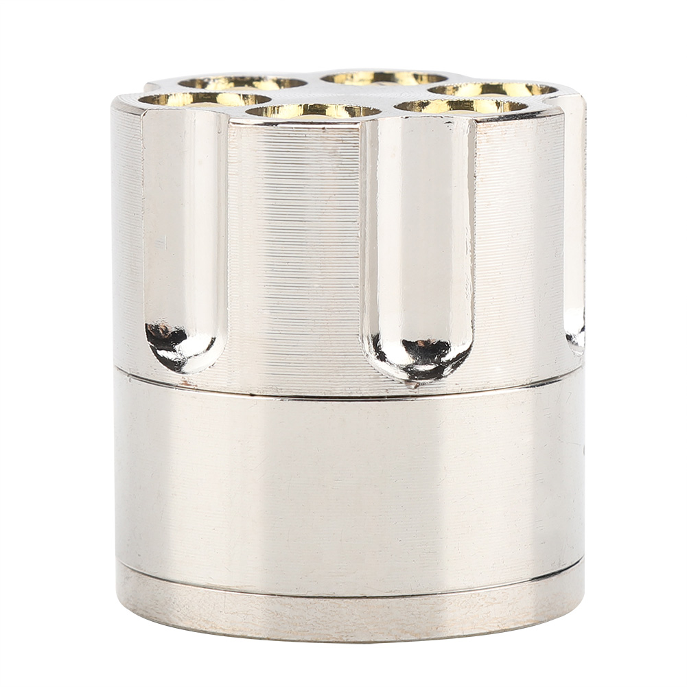 Ein metallischer Grinder in Zylinderform. Die Oberseite hat kreisförmige Öffnungen. Die Farbe ist Silber mit goldenen Farbtönen.