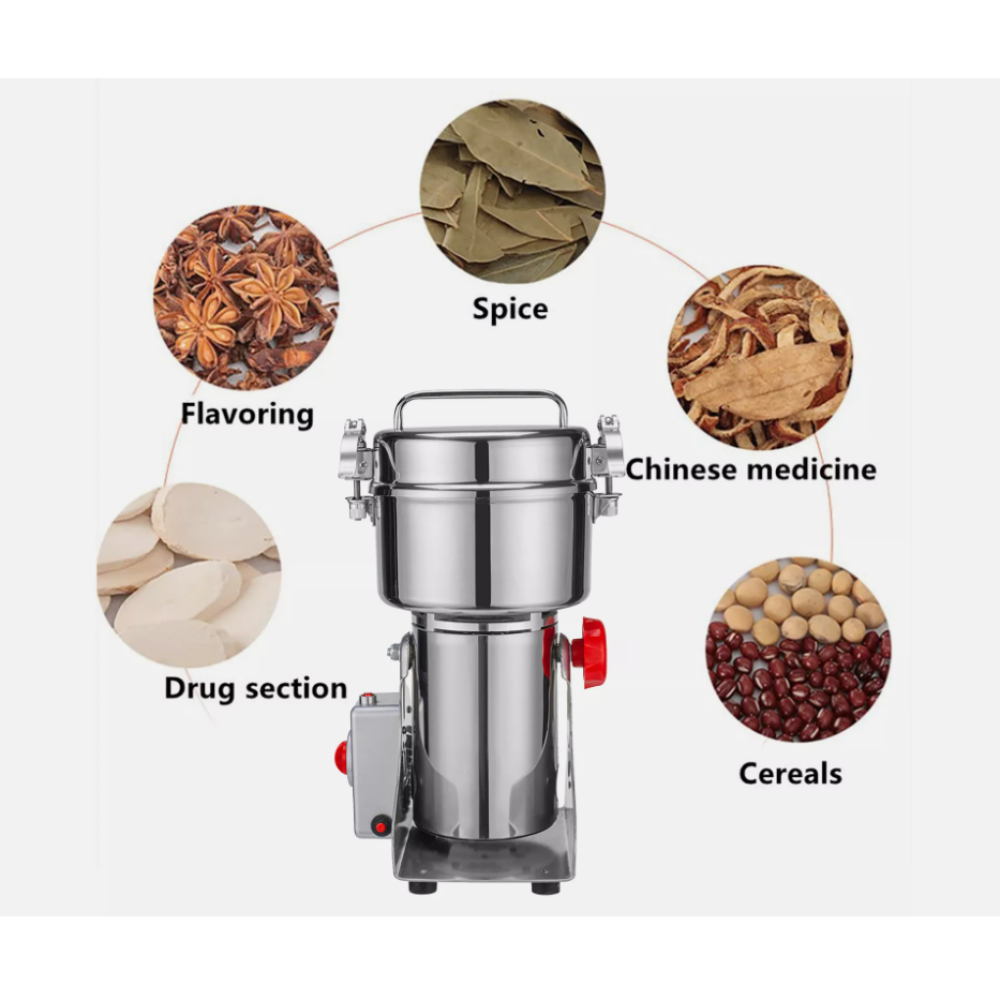 Ein Edelstahl-Zerkleinerer ist von Gewürzen, Aromen, chinesischer Medizin, Drogentrakt und Getreide auf weißem Hintergrund umgeben.