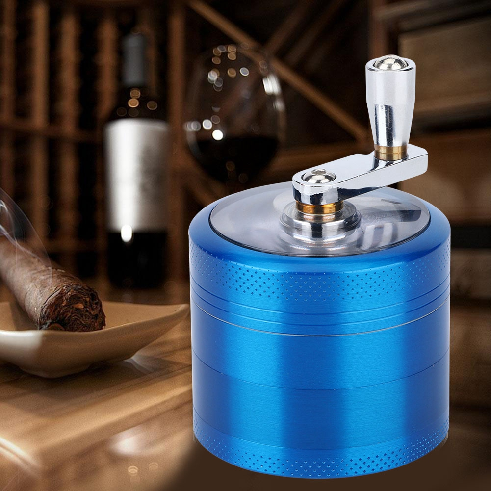 Ein blauer Grinder mit silbernem Griff. Eine brennende Zigarre liegt auf einem kleinen Teller. Im Hintergrund eine Weinflasche und ein Weinglas.