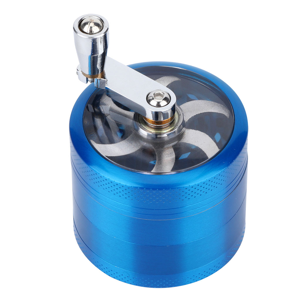 Ein blauer Grinder mit silbernem Griff auf weißem Hintergrund. Er hat eine transparente Oberseite mit Klingen und einem gepunkteten Design.
