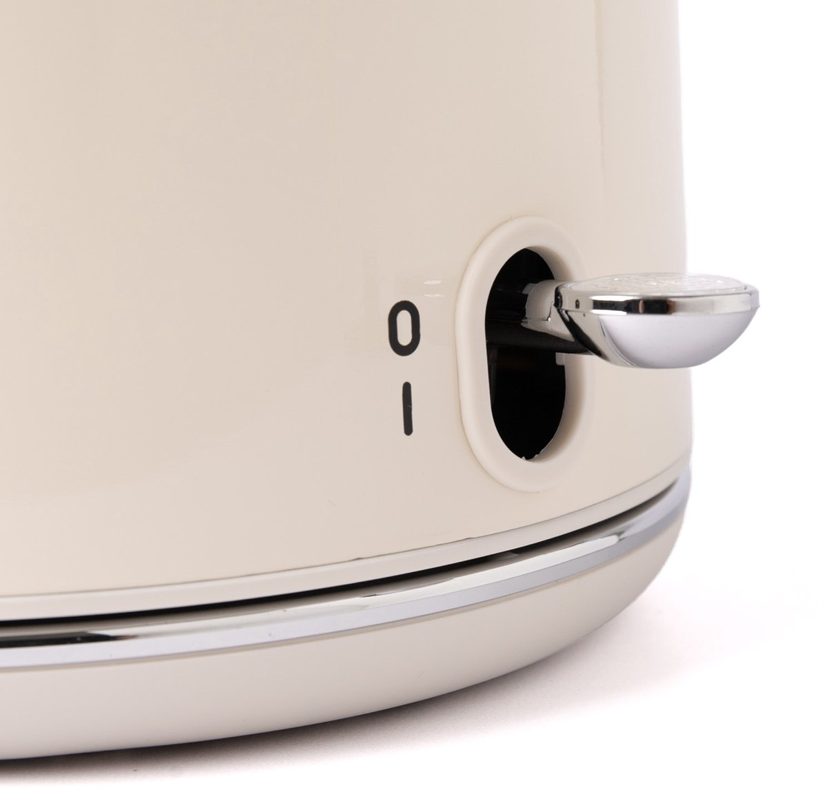 Nahaufnahme eines cremefarbenen Toasters mit einem Chromhebel und Schalter. Der Schalter zeigt Aus (0) und Ein (1) an.