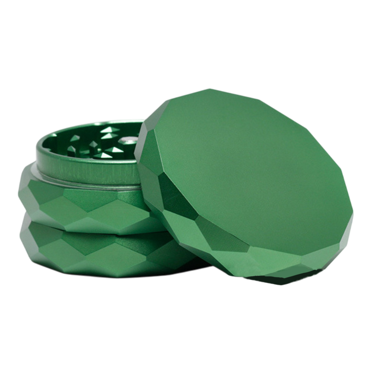 Ein grüner Grinder mit rautenförmigem Muster. Der Deckel ist abgenommen und gibt das Innere frei. Auf weißem Hintergrund.