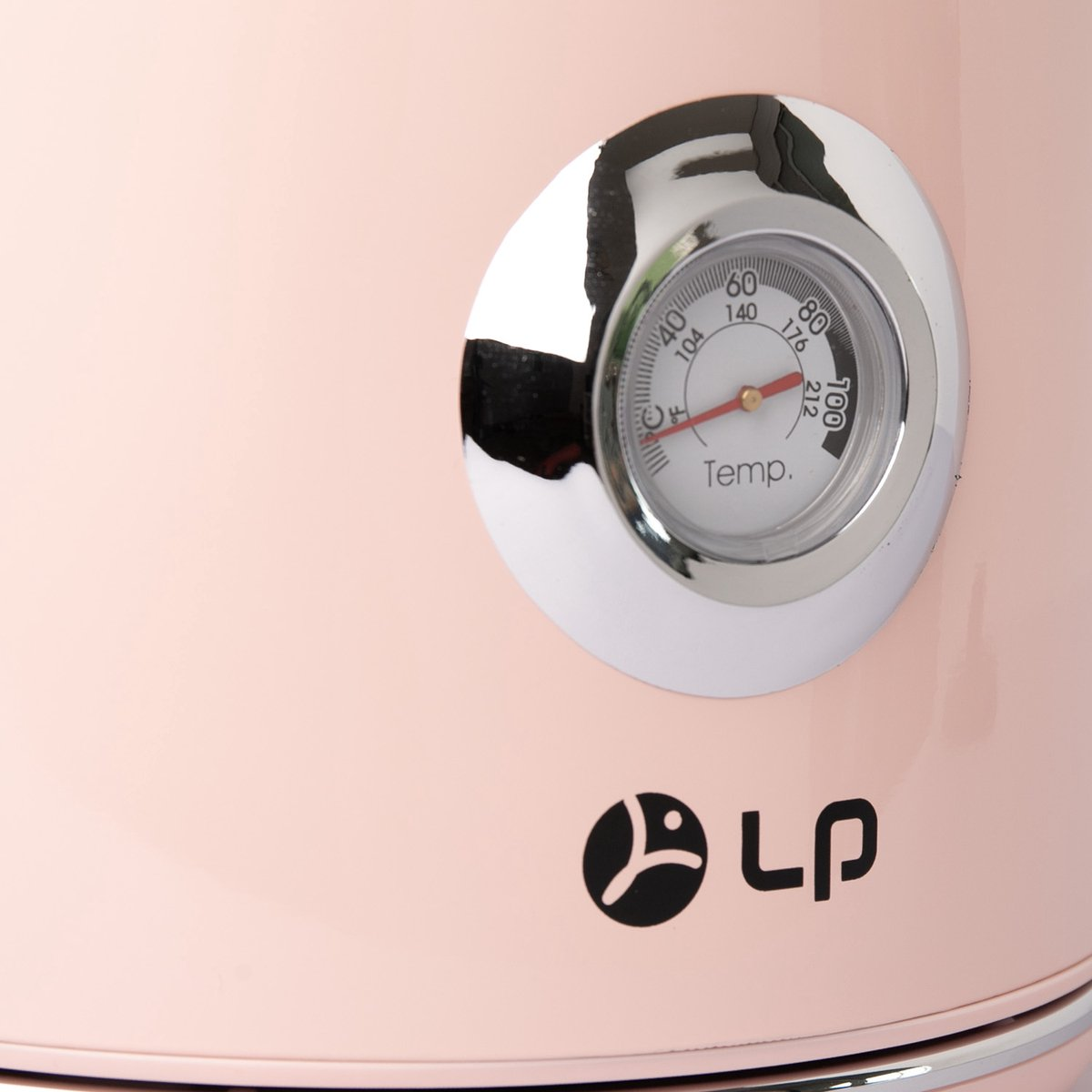 Nahaufnahme eines rosafarbenen Wasserkochers mit Temperaturanzeige. Die Anzeige zeigt 176 Grad an. Das LP-Logo befindet sich unten.