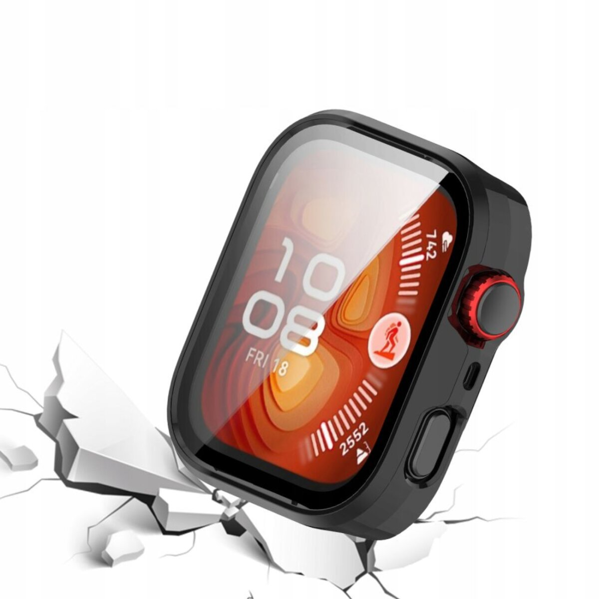Schwarze Smartwatch mit rotem Knopf, orangefarbenem Bildschirm, der Zeit und Aktivität anzeigt, vor einer zerbrochenen weißen Oberfläche.