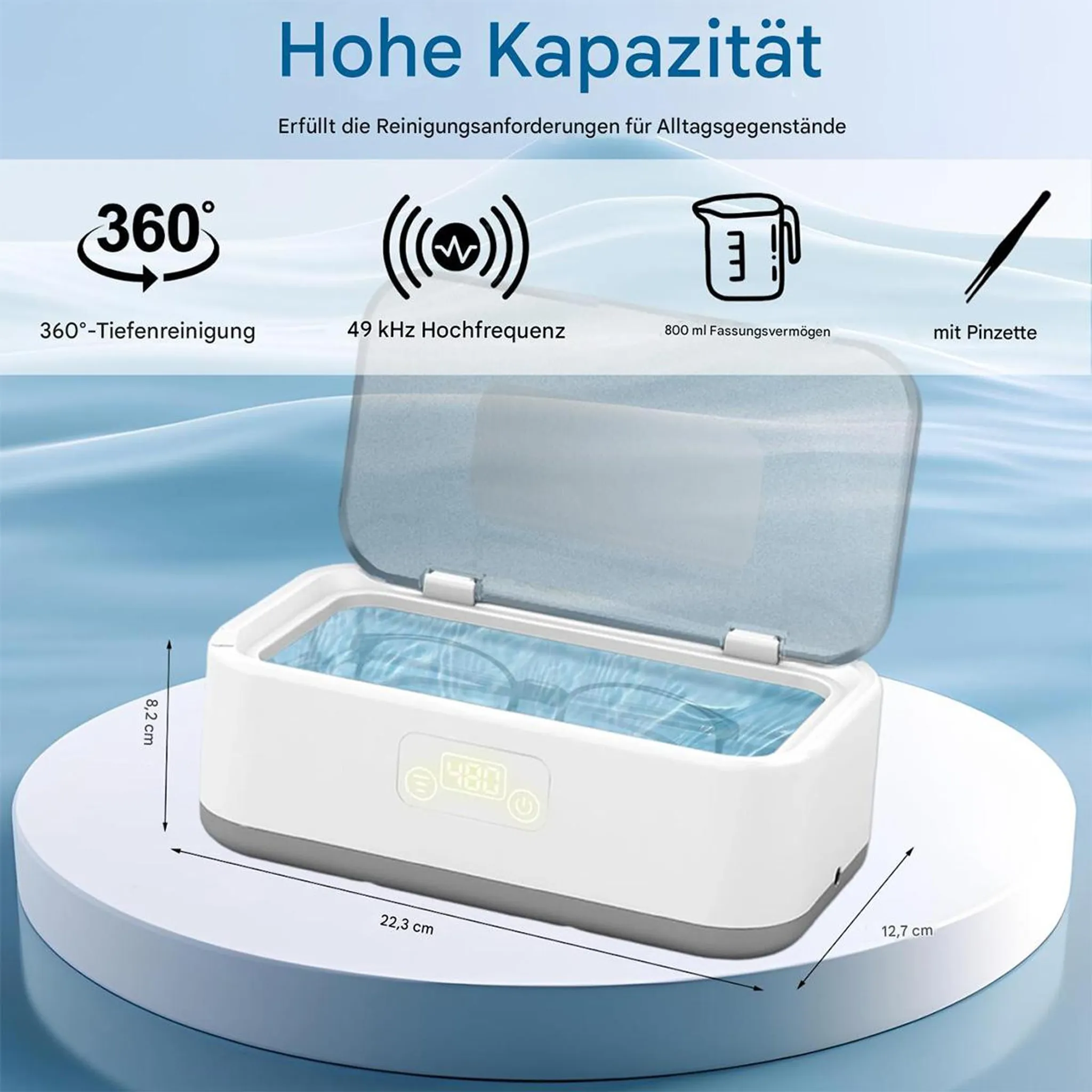 Weißer Ultraschallreiniger mit durchsichtigem Deckel. Er hat ein Display, Abmessungen und Symbole. Wasser innen mit Gläsern.