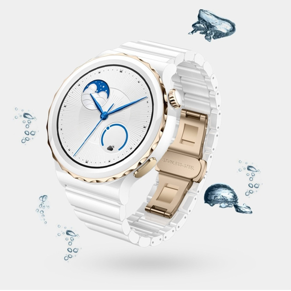 Smartwatch bianca con dettagli dorati, lancette blu e cinturino bianco. Gocce d'acqua circondano l'orologio su sfondo bianco.