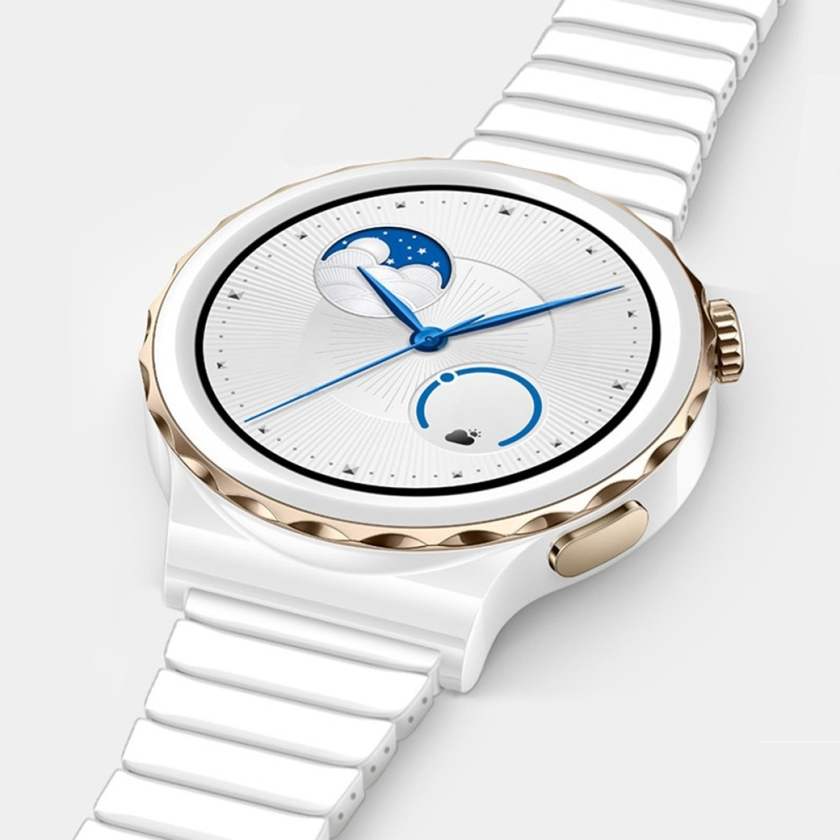 Un smartwatch bianco con dettagli dorati. Il quadrante è bianco con lancette blu. Il cinturino è in ceramica bianca.