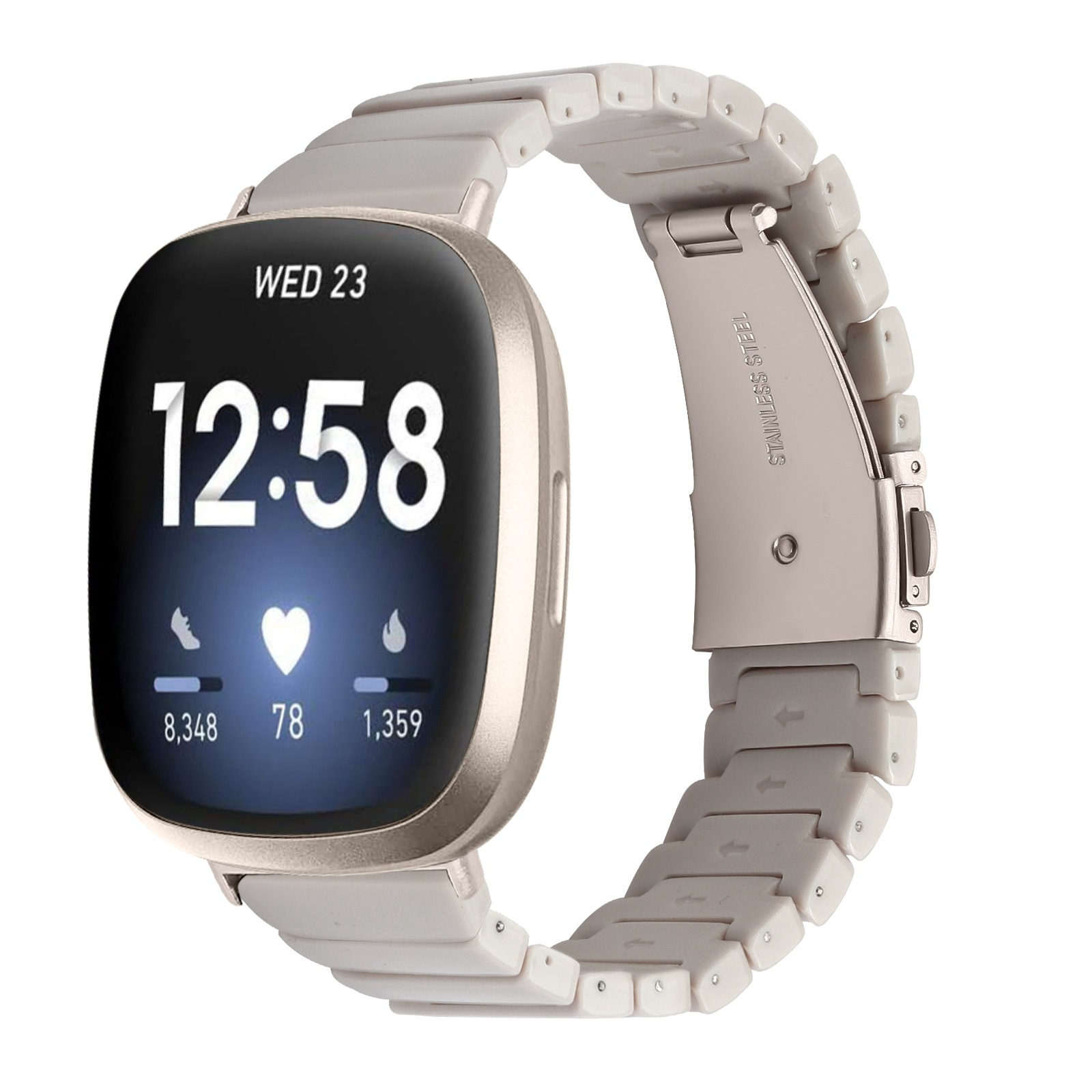 Eine Smartwatch mit weißem Armband zeigt Zeit, Datum und Gesundheitsmetriken an. Das Armband ist durch einen Edelstahlverschluss verbunden.