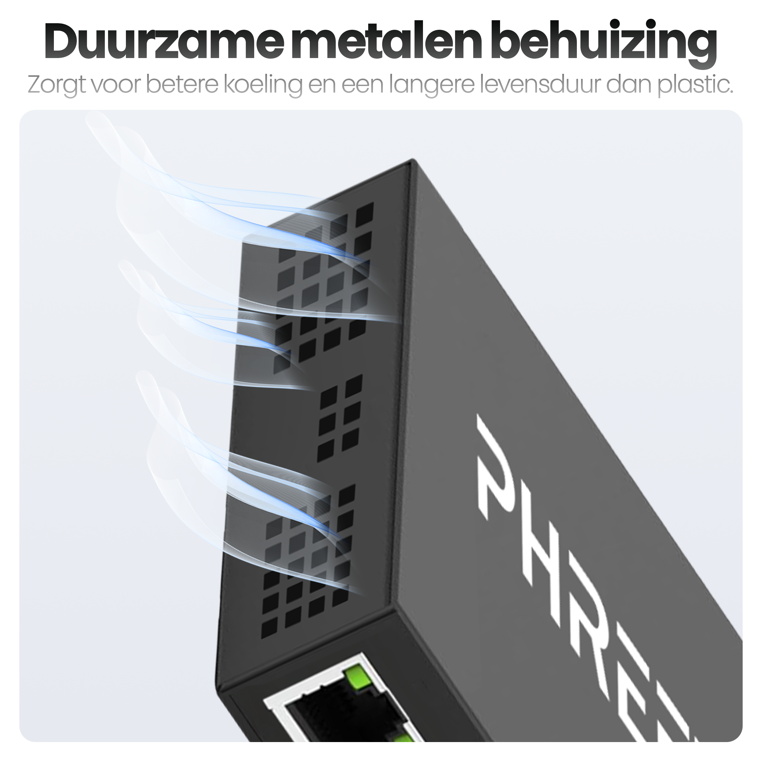 Zwarte metalen behuizing met ventilatiegaten. Blauw luchteffect. Witte tekst op de zijkant. Groene en witte connector.