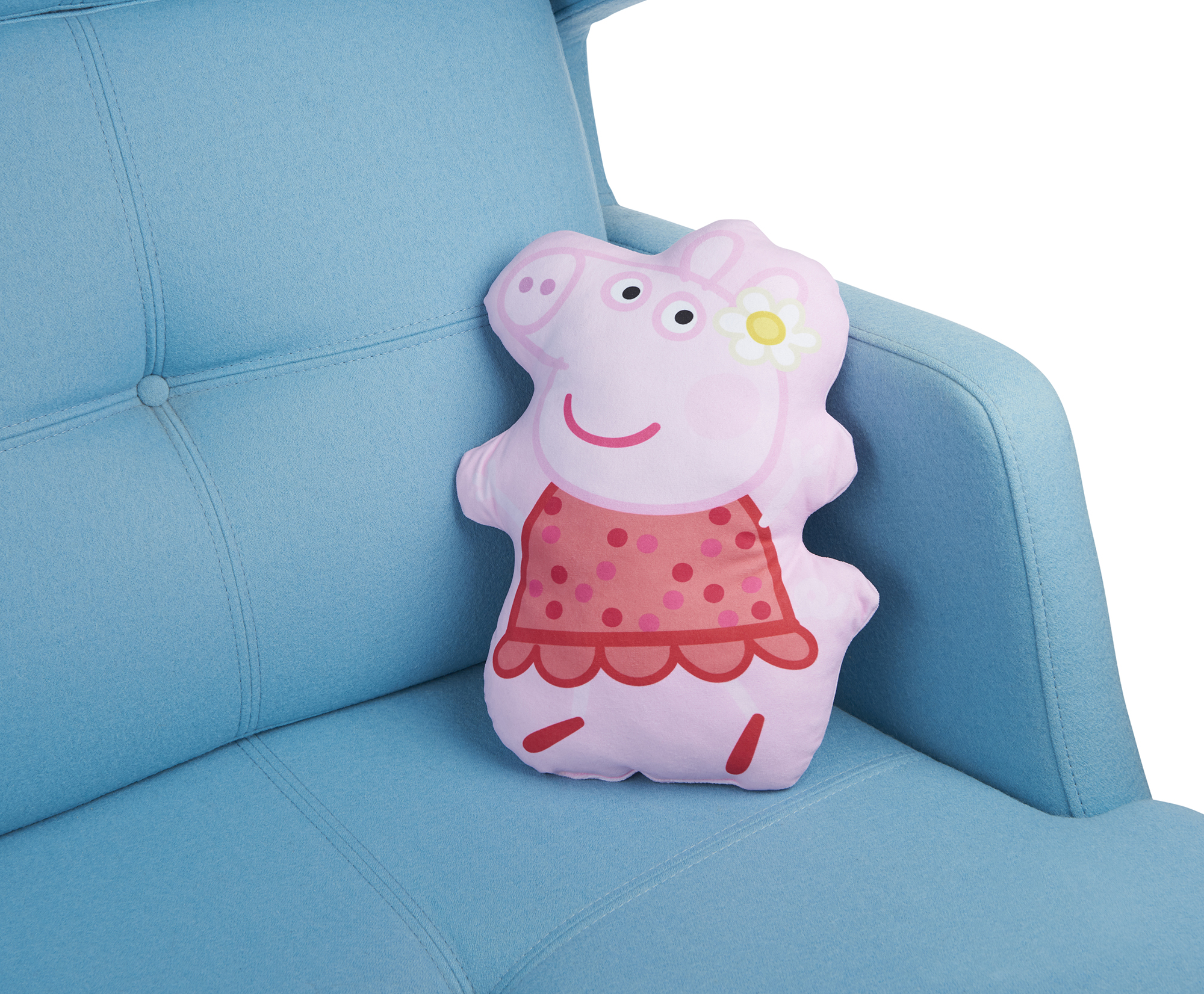 Rosa Peppa Wutz Kissen auf blauem Sofa. Das Kissen zeigt Peppa in einem Kleid. Der Hintergrund ist weiß.