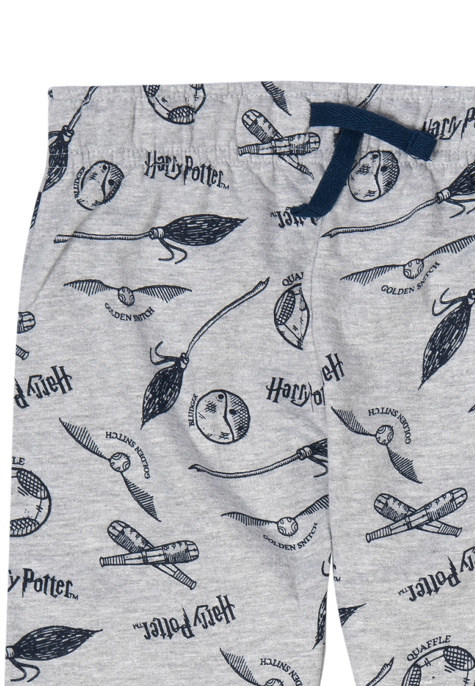 Nahaufnahme einer grauen Harry-Potter-Schlafhose mit verschiedenen schwarzen Zeichnungen und einem marineblauen Kordelzug.