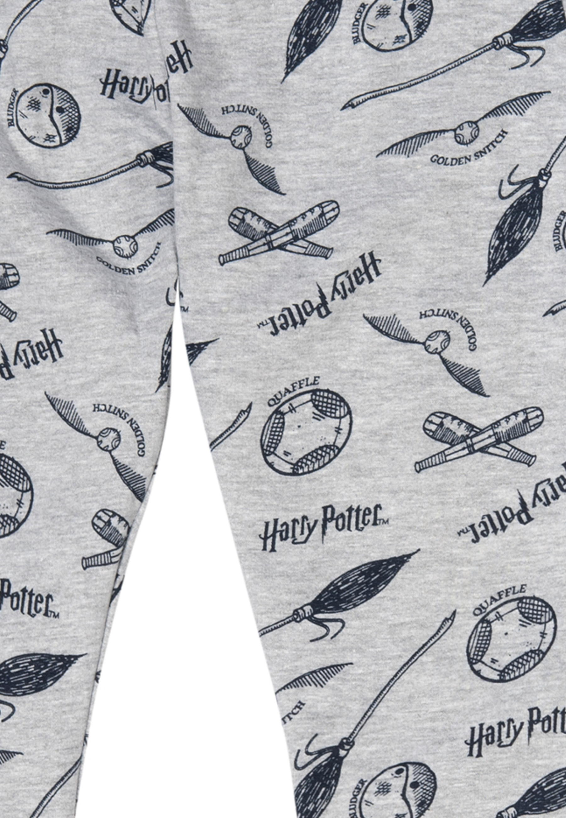 Grauer Stoff mit einem sich wiederholenden Muster von Harry-Potter-Elementen, darunter goldene Schnatze und Besen.