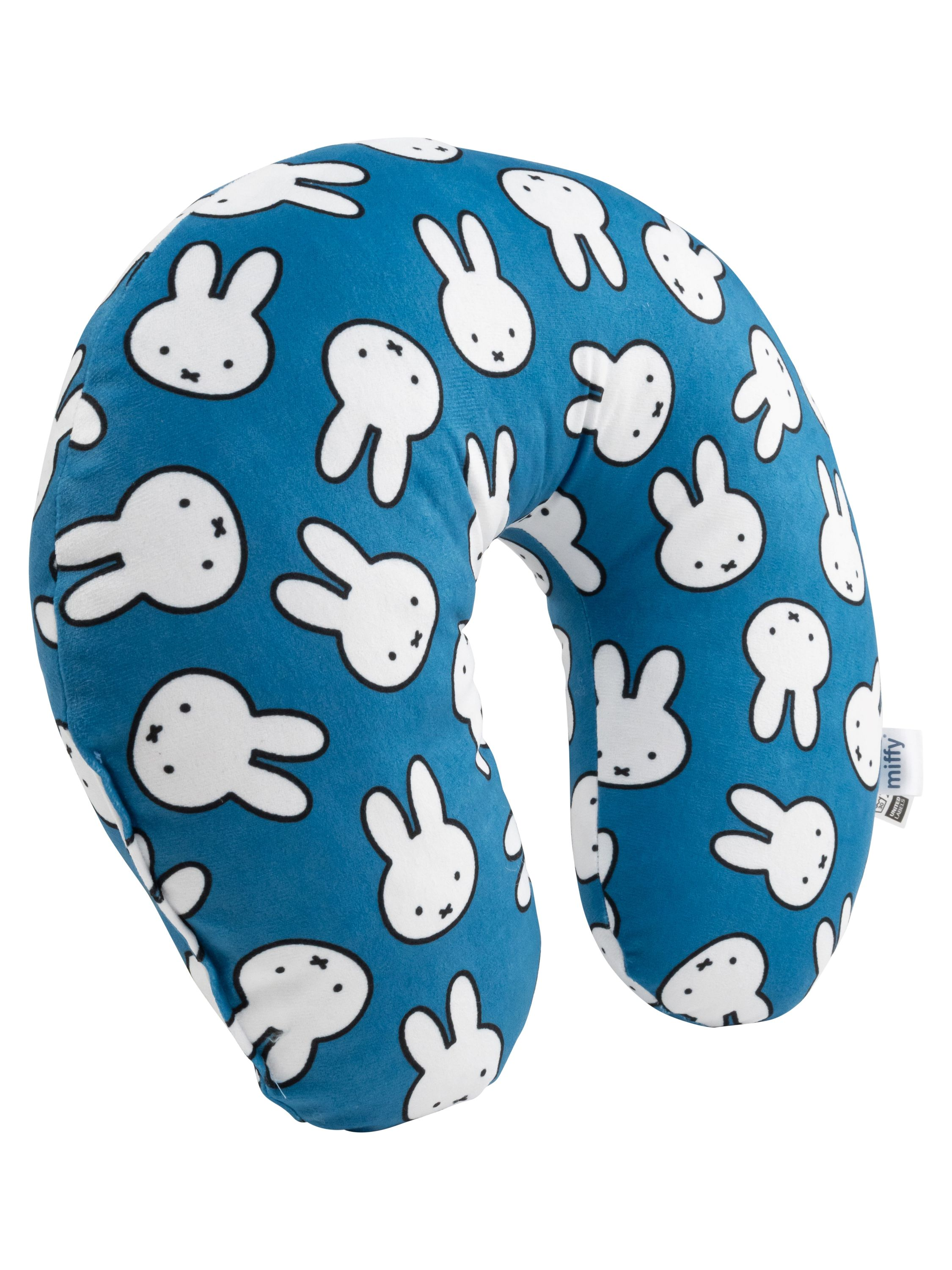 Blaues Nackenkissen mit weißen Hasengesichtern. Miffy-Logo auf einer Seite. Isoliert auf weißem Hintergrund.