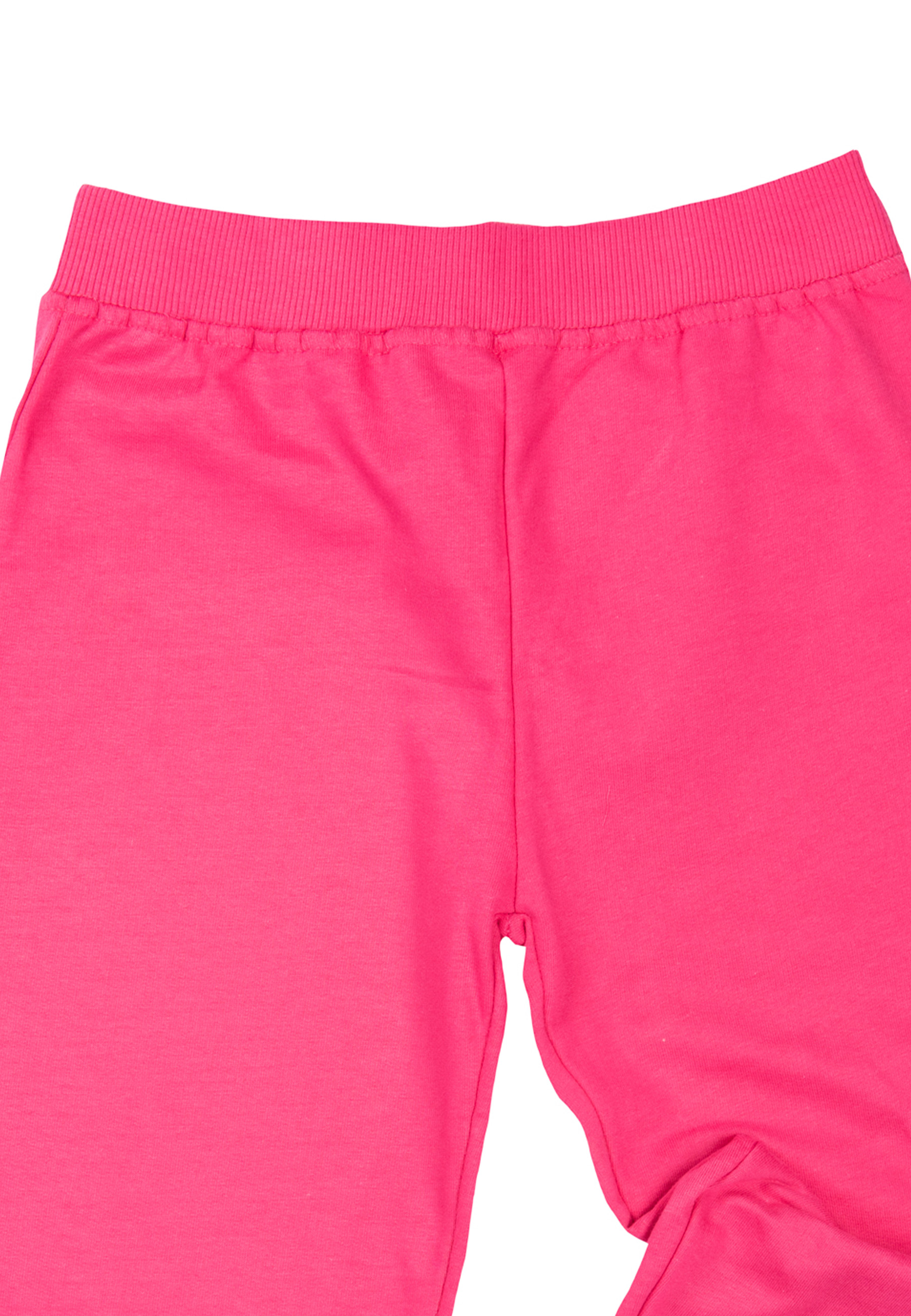 Nahaufnahme einer pinkfarbenen Jogginghose. Gerippter Bund oben. Die Hose ist schlicht und aus weichem Material.