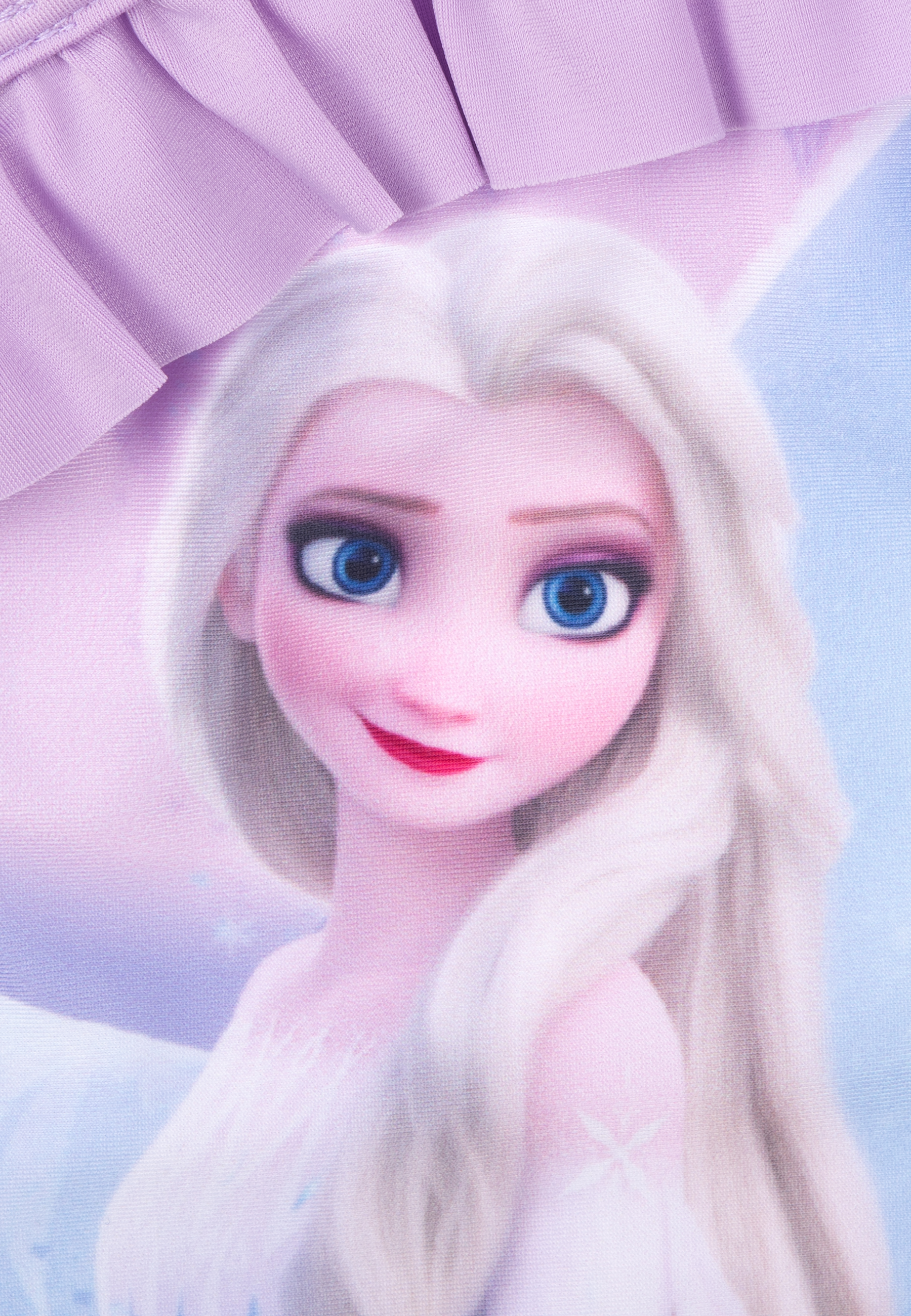 Nahaufnahme von Elsa aus Frozen. Sie hat weißes Haar, blaue Augen und rote Lippen, vor hellblauem und rosa Hintergrund.