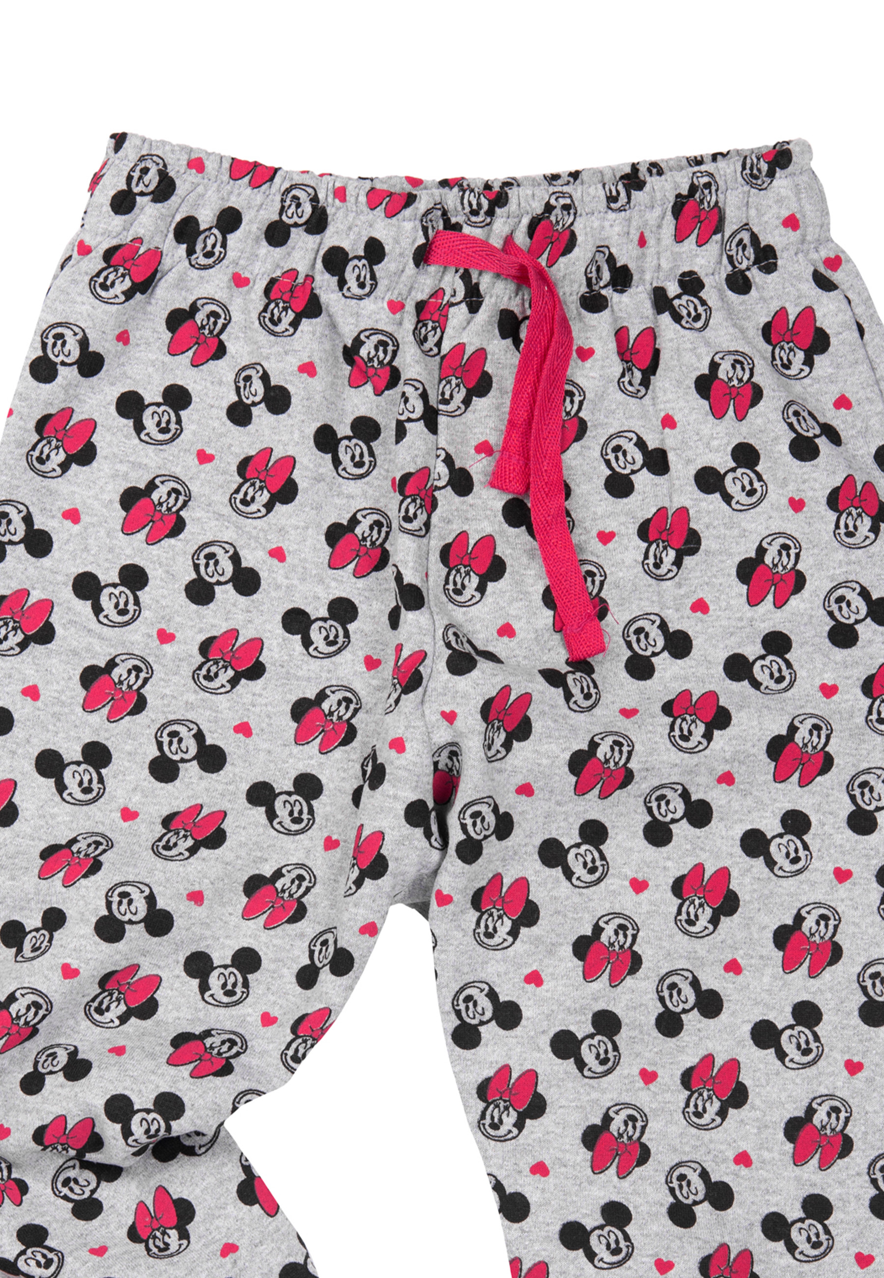 Graue Schlafhose mit einem Muster aus Mickey- und Minnie-Mouse-Gesichtern und roten Schleifen sowie pinkfarbenem Kordelzug.