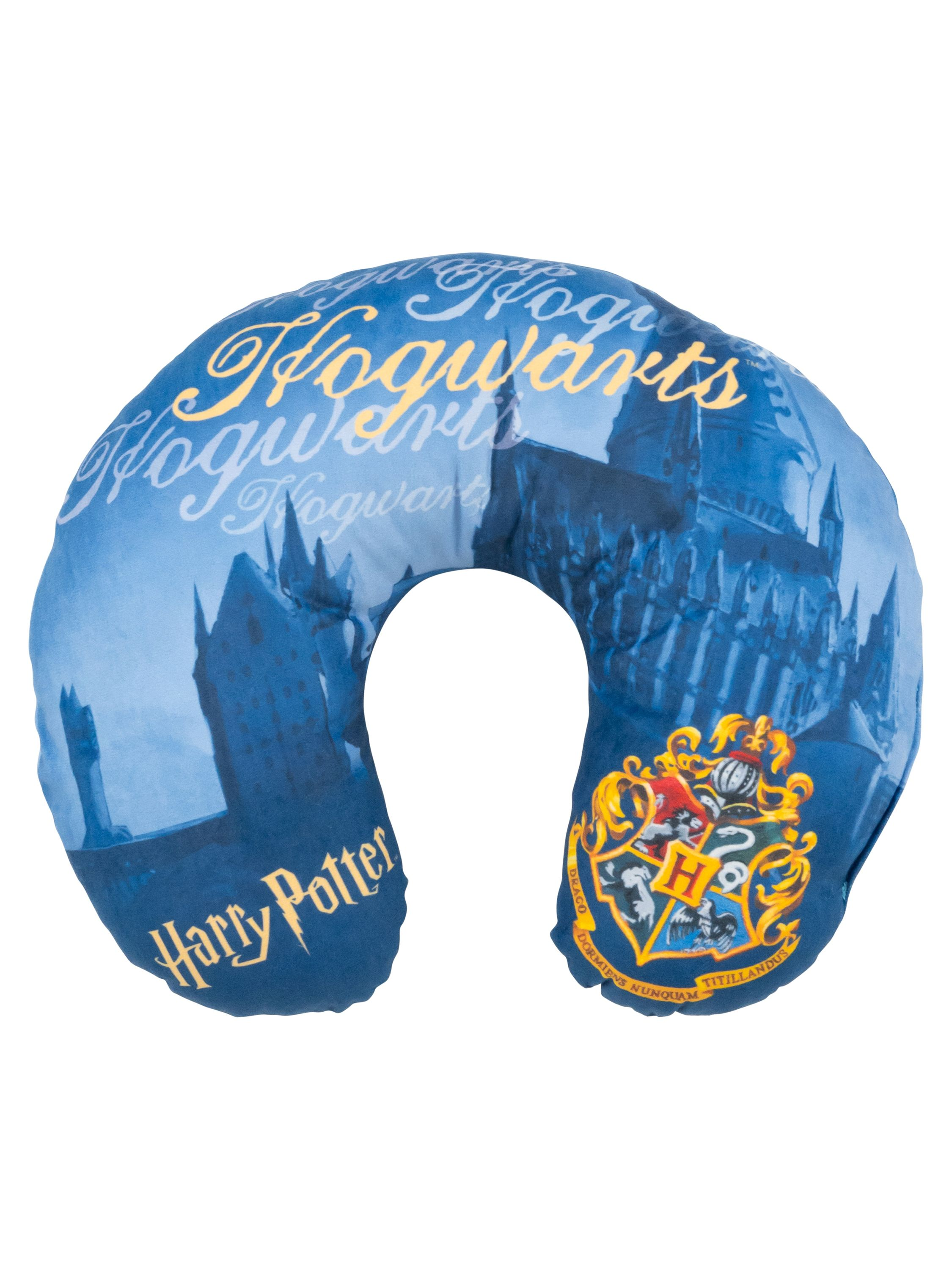 Ein blaues Harry-Potter-Nackenkissen. Es zeigt Hogwarts, das Hogwarts-Wappen und die Wörter Harry Potter und Hogwarts.