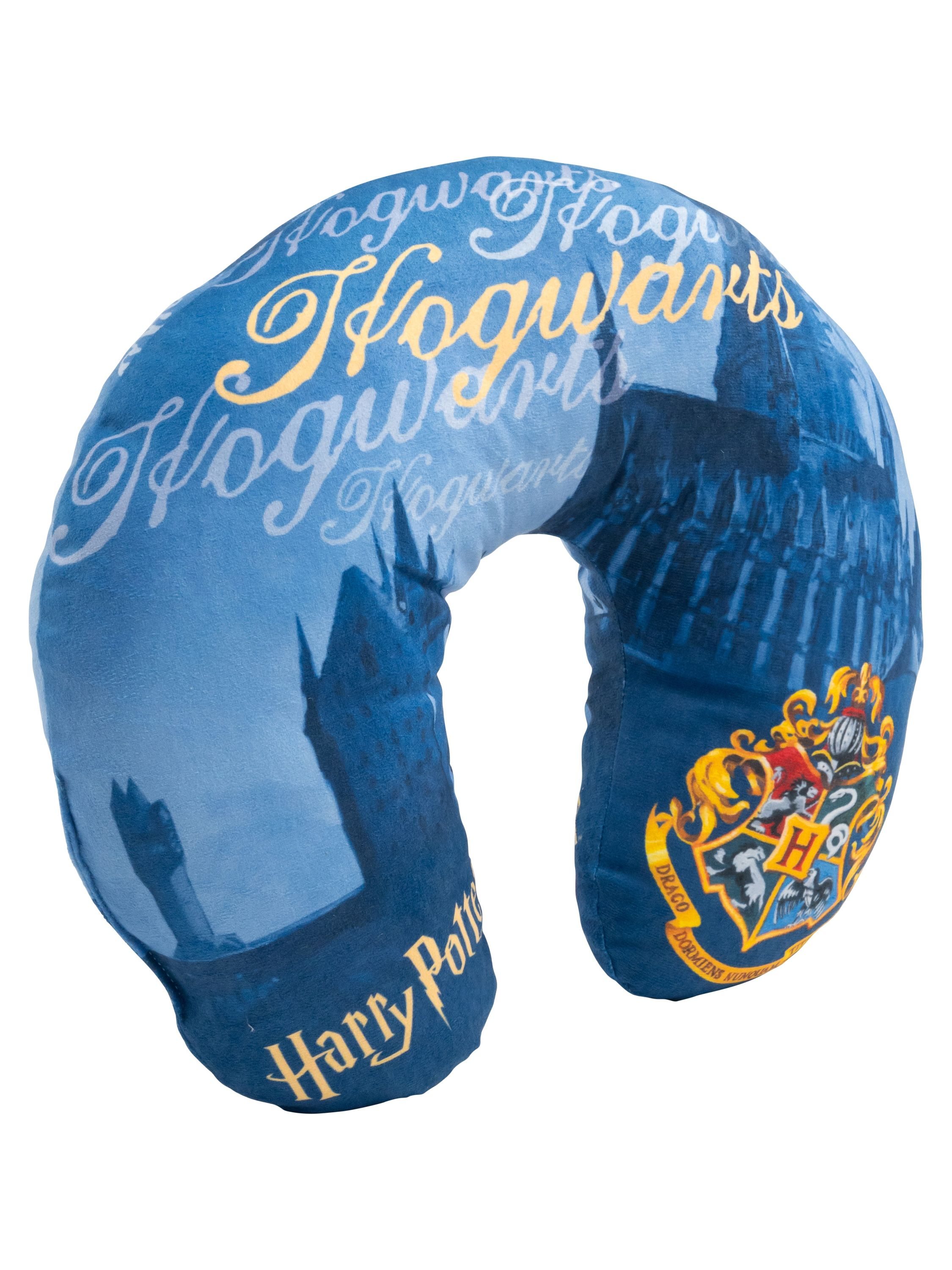 Blaues, U-förmiges Nackenkissen mit Hogwarts-Text und Wappen. Es hat einen weißen Hintergrund.