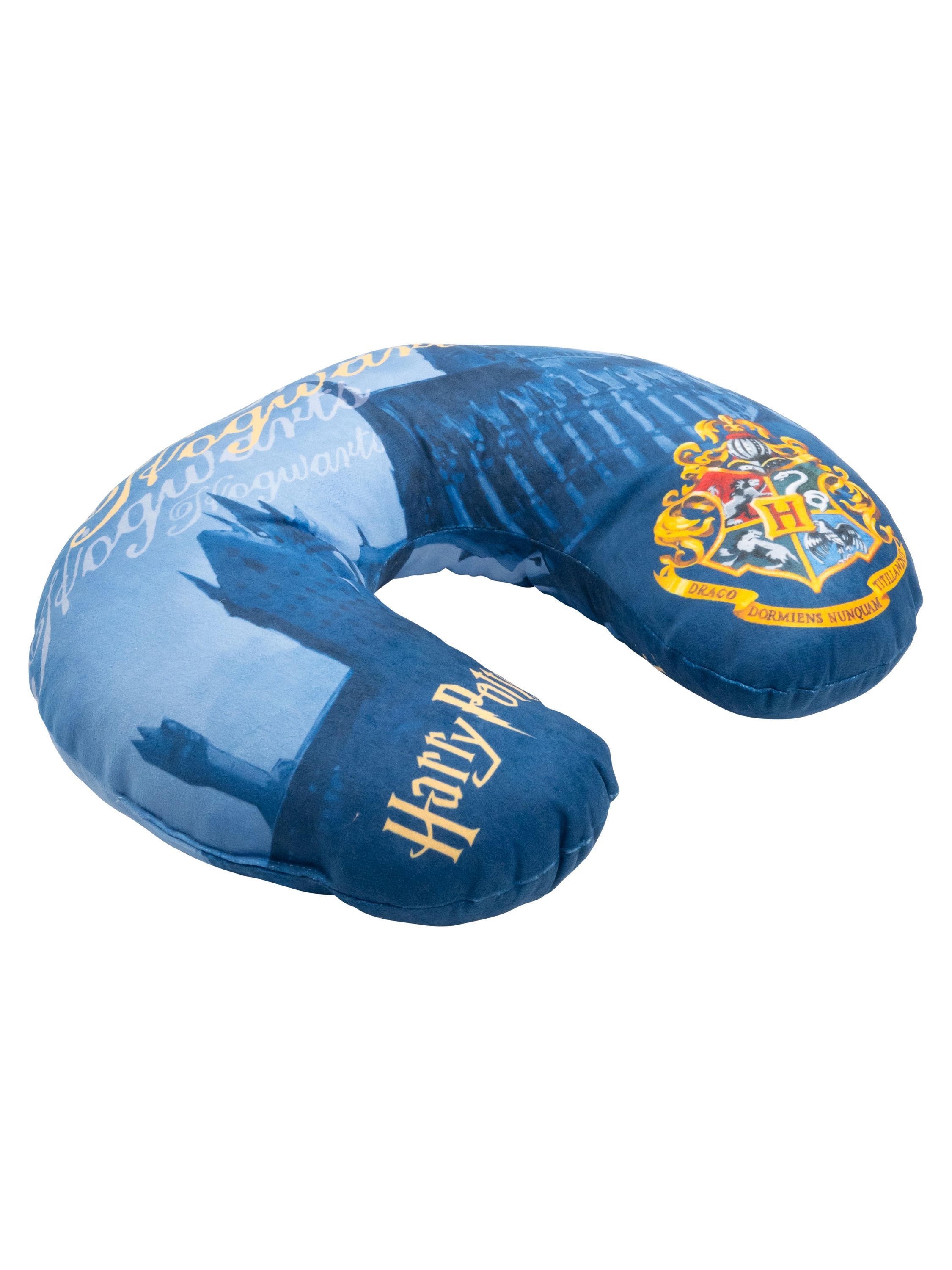 Ein blaues Harry-Potter-Nackenkissen. Es hat das Hogwarts-Wappen und die Aufschrift "Harry Potter".