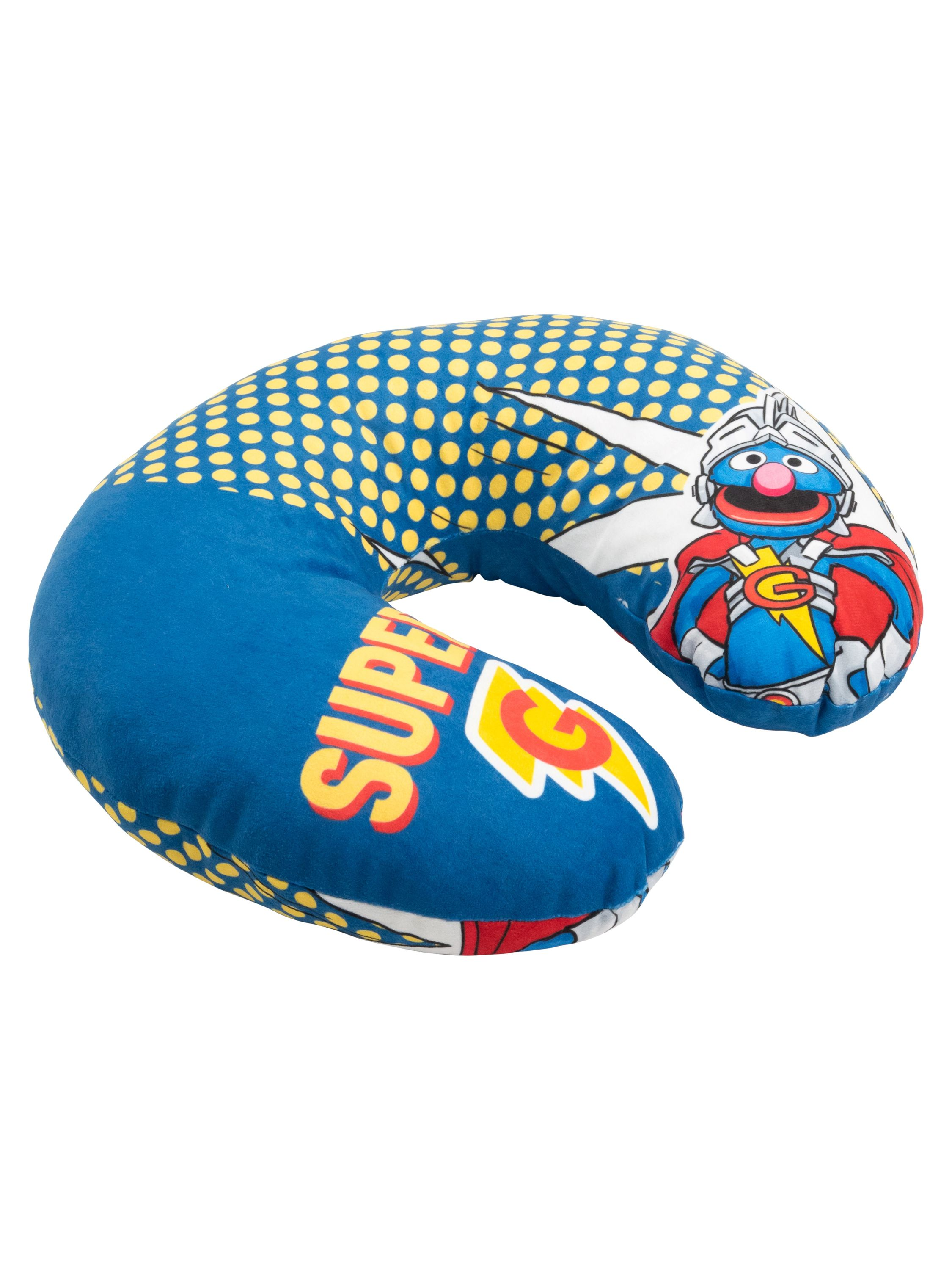 Blaues Nackenkissen mit gelben Tupfen und einem Superhelden-Grover-Design. Das Wort 'SUPER' ist sichtbar.