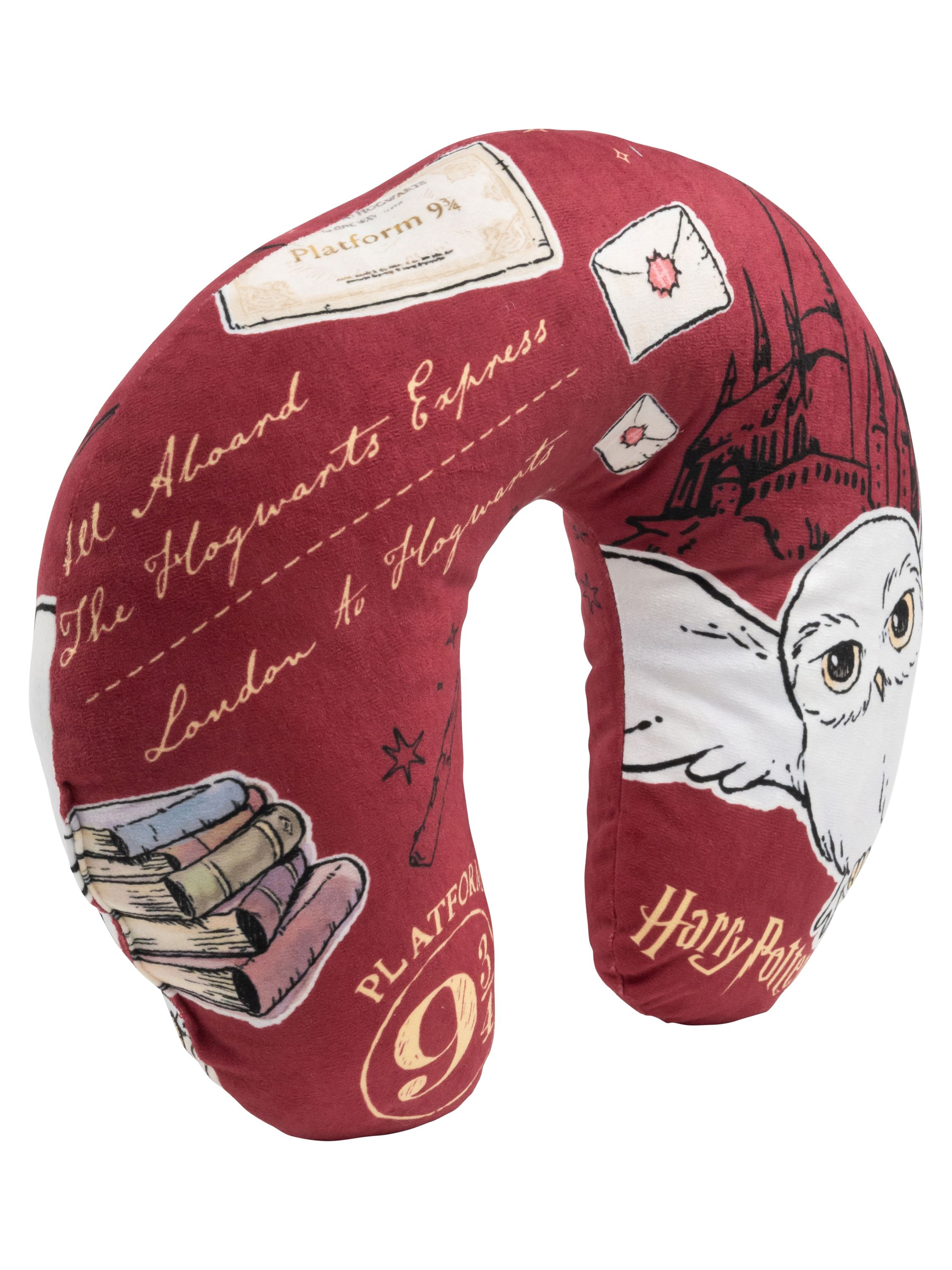 Ein maroonfarbenes Reisekissen mit Harry Potter-Grafiken. Enthält eine Eule, Hogwarts, Bahnsteig 9 3/4, Bücher und Text.