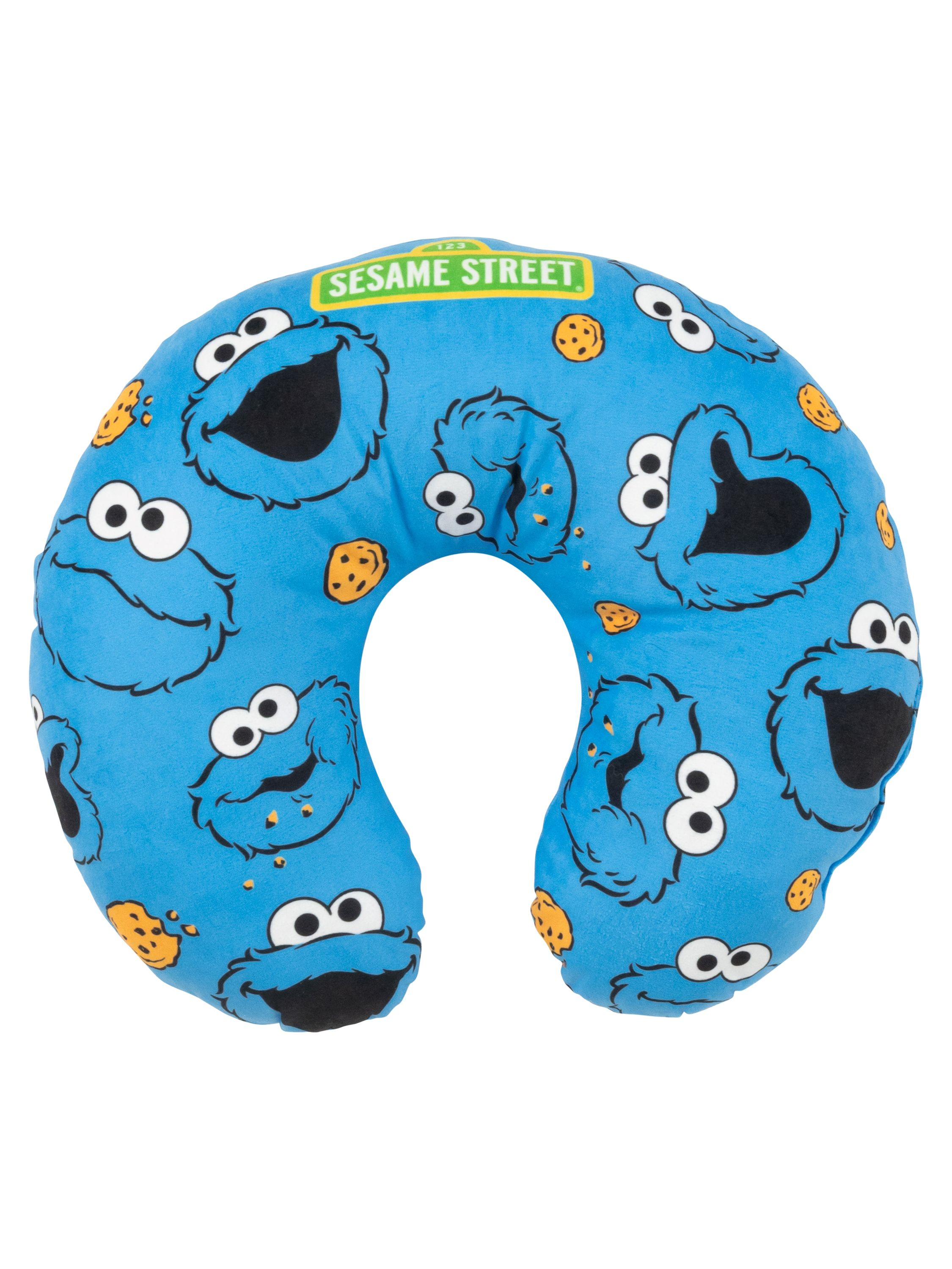 Blaues Nackenkissen mit Cookie Monster-Gesichtern und Keksen. Das Kissen hat ein Sesame Street-Etikett.