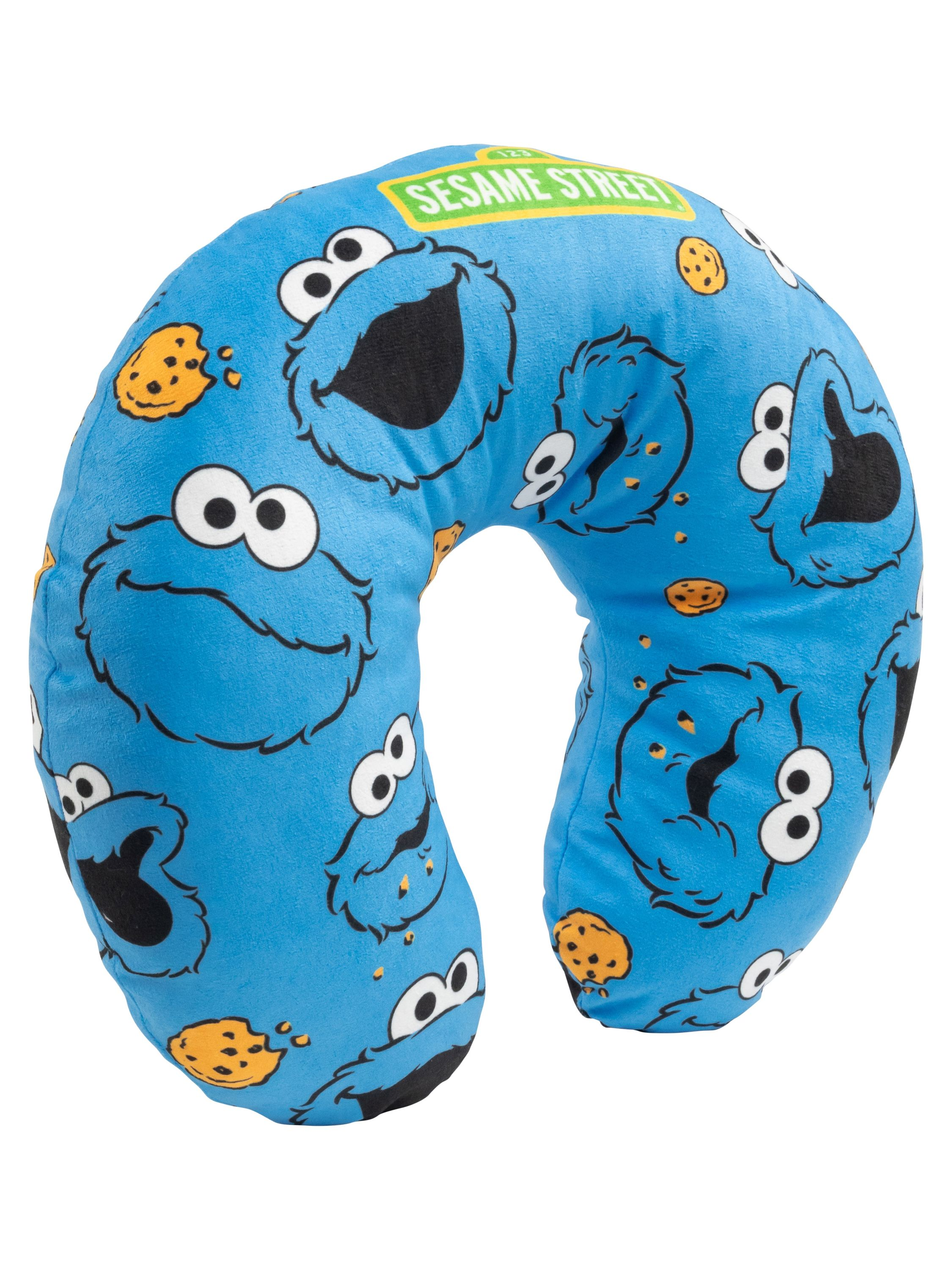 Ein blaues Cookie Monster Nackenkissen mit Keksen und Sesame Street Logo. Es hat ein U-förmiges Design.