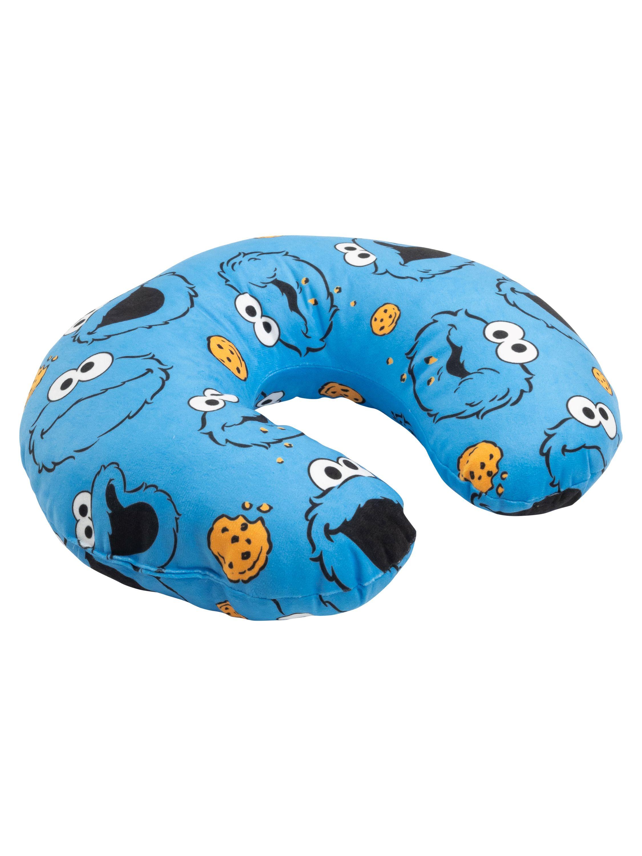 Blaues Nackenkissen mit Cookie Monster-Gesichtern und Keksen. Weißer Hintergrund.