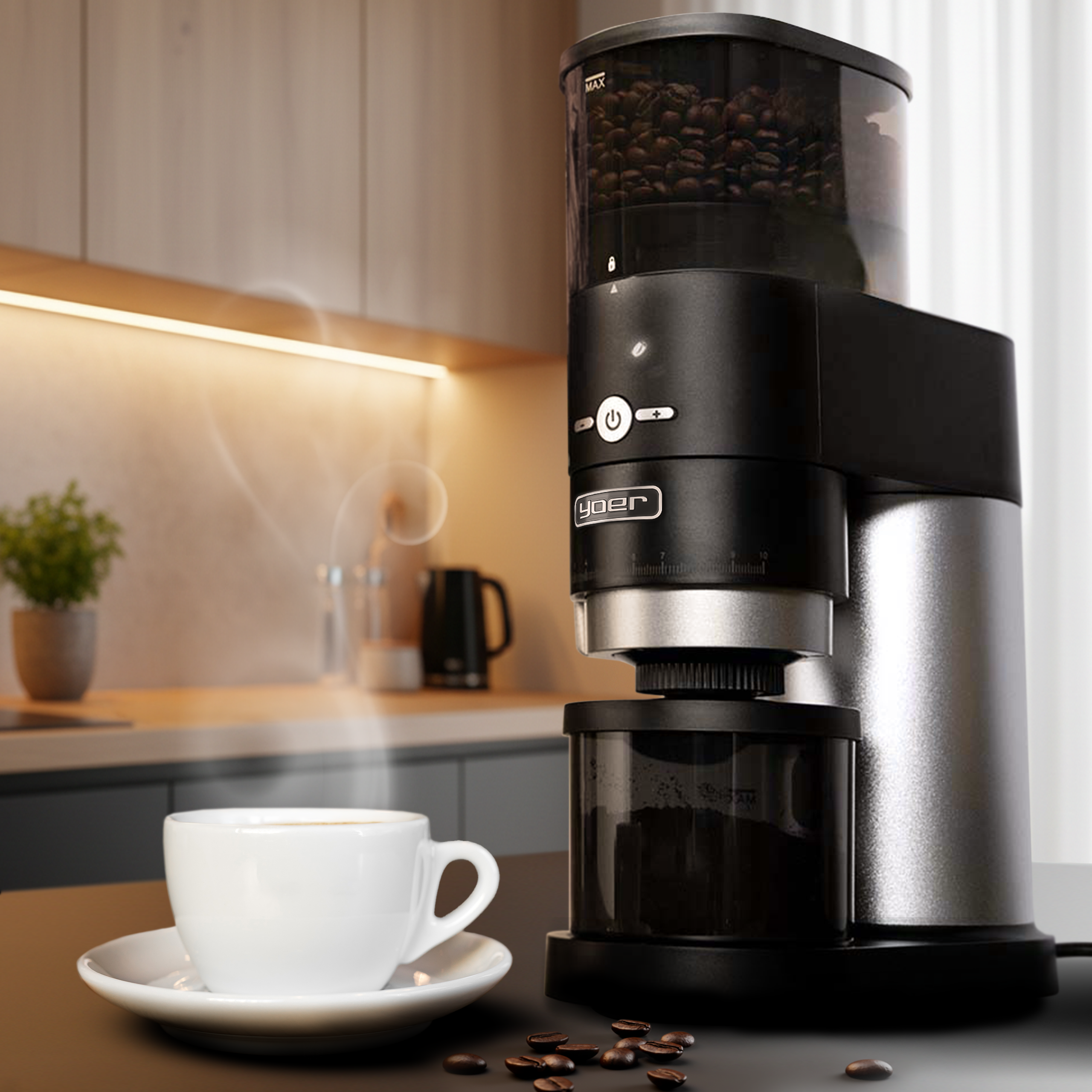 Młynek do kawy z ziarnami, filiżanka kawy i rozsypane ziarna. Blat kuchenny i tło.